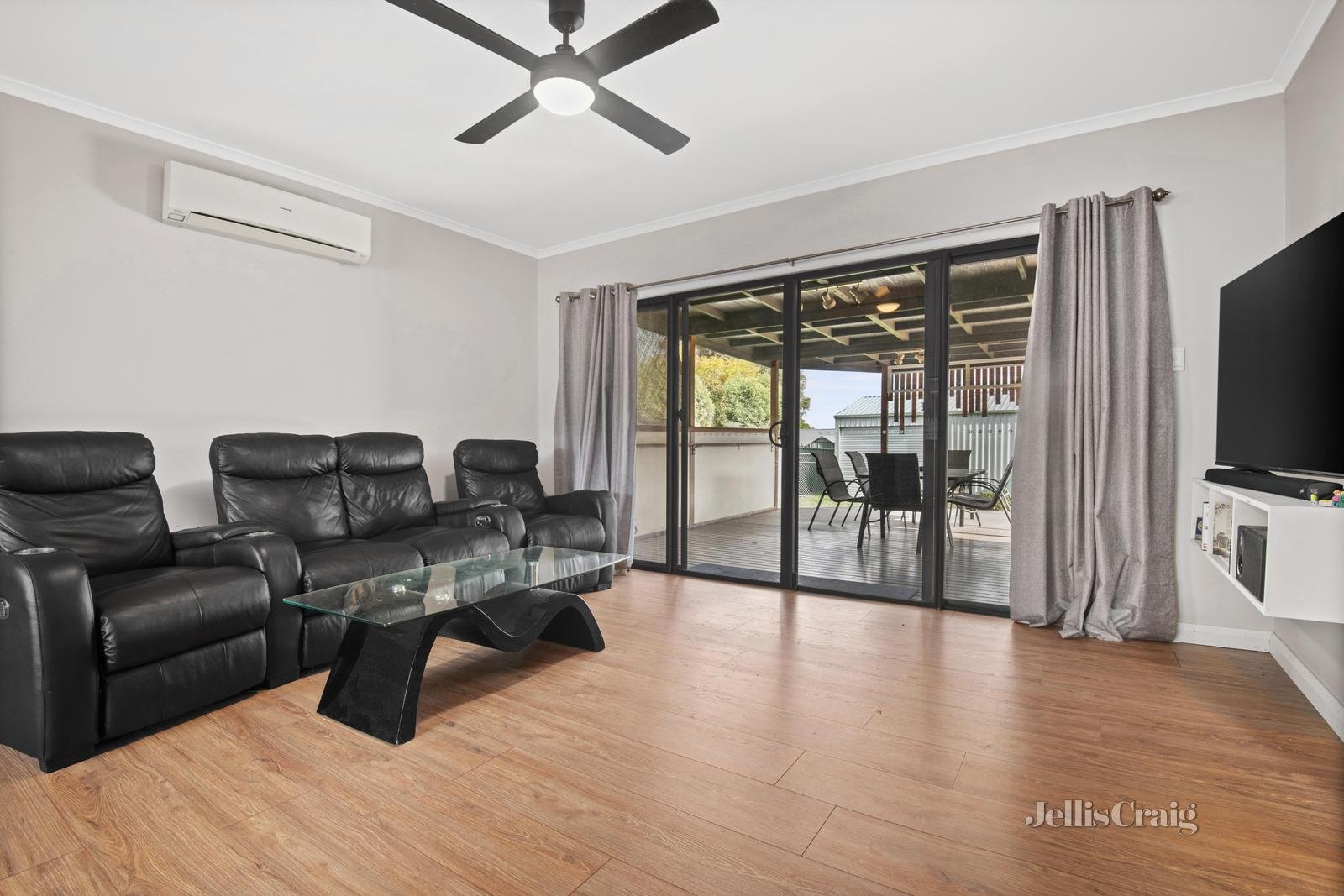 614 Richards Street, Canadian image 5