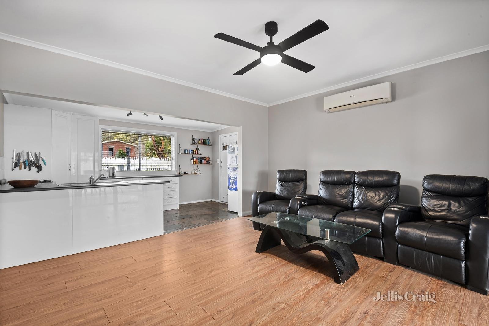 614 Richards Street, Canadian image 6