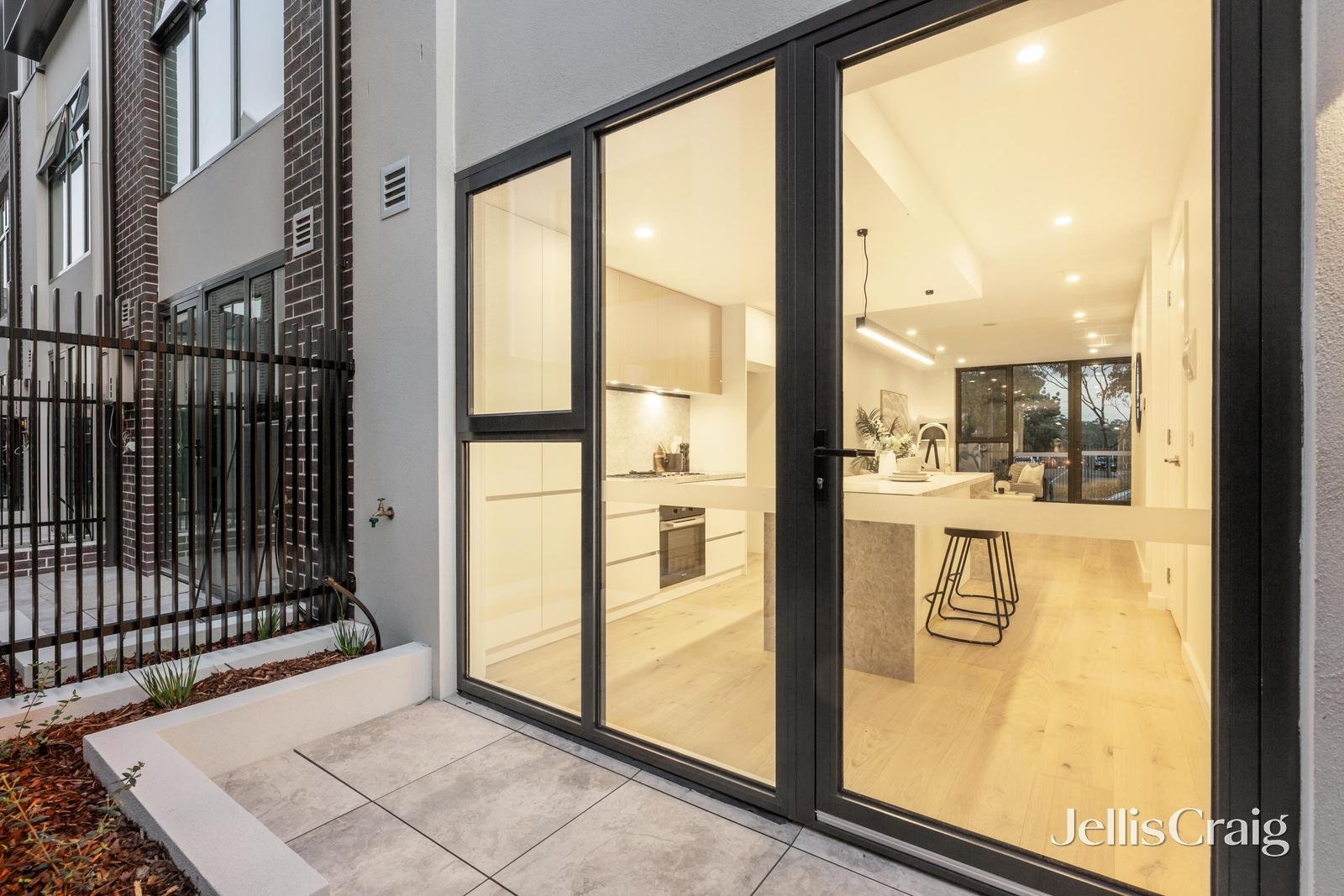 6/17 Whitehorse Road, Blackburn image 12