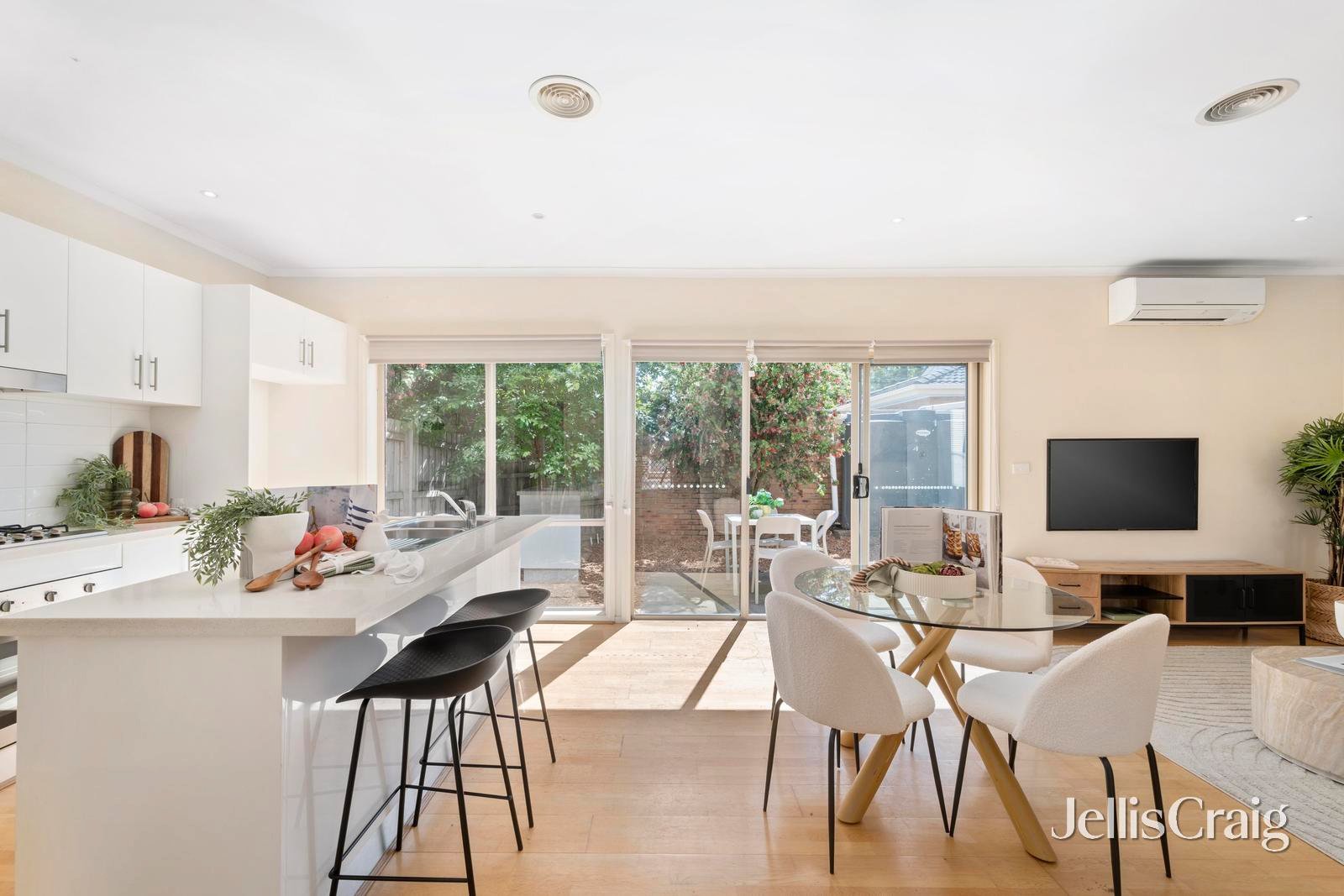 6/196 Hull Road, Mooroolbark image 5