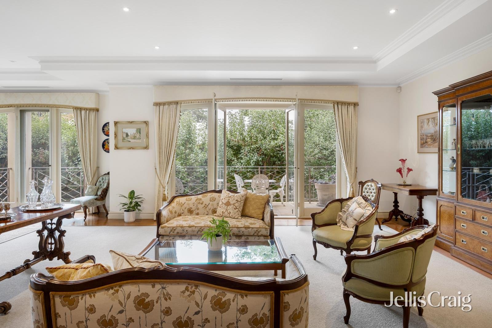 6/2-4 Lansell Court, Toorak image 3