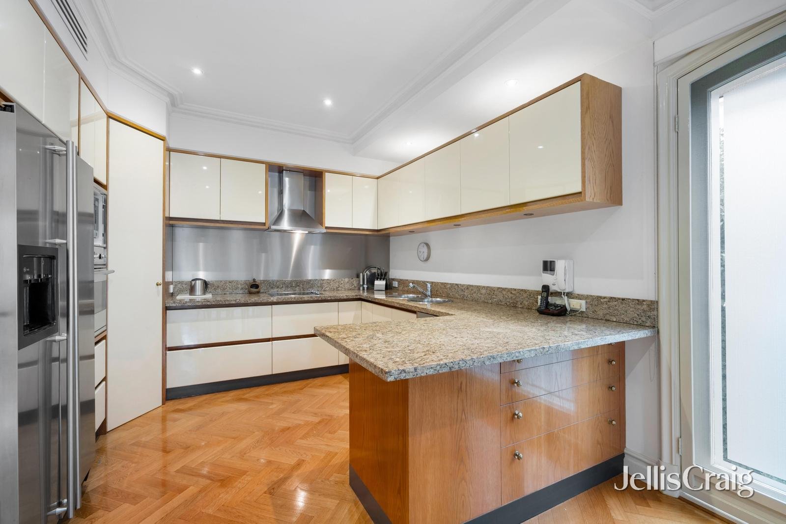 6/2-4 Lansell Court, Toorak image 7