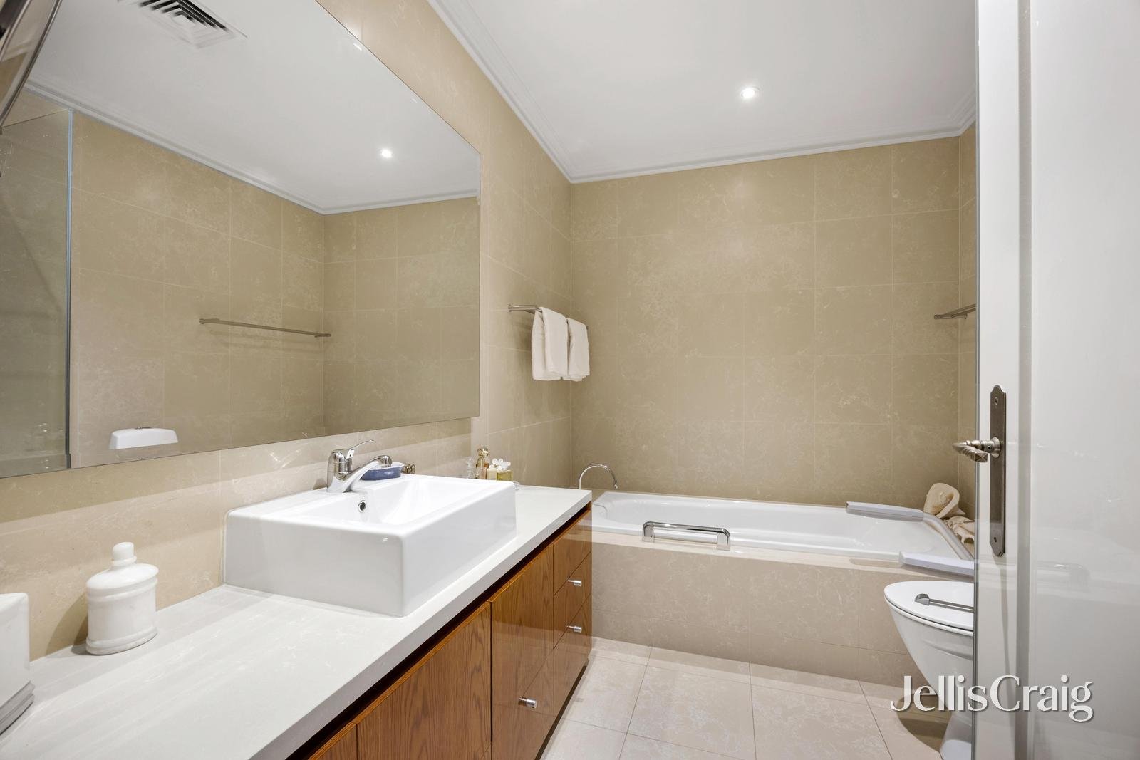 6/2-4 Lansell Court, Toorak image 9