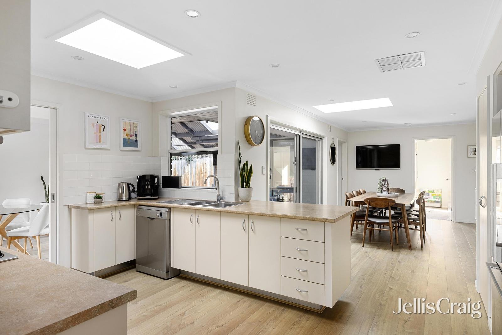 62 Avandina Crescent, Greensborough image 5