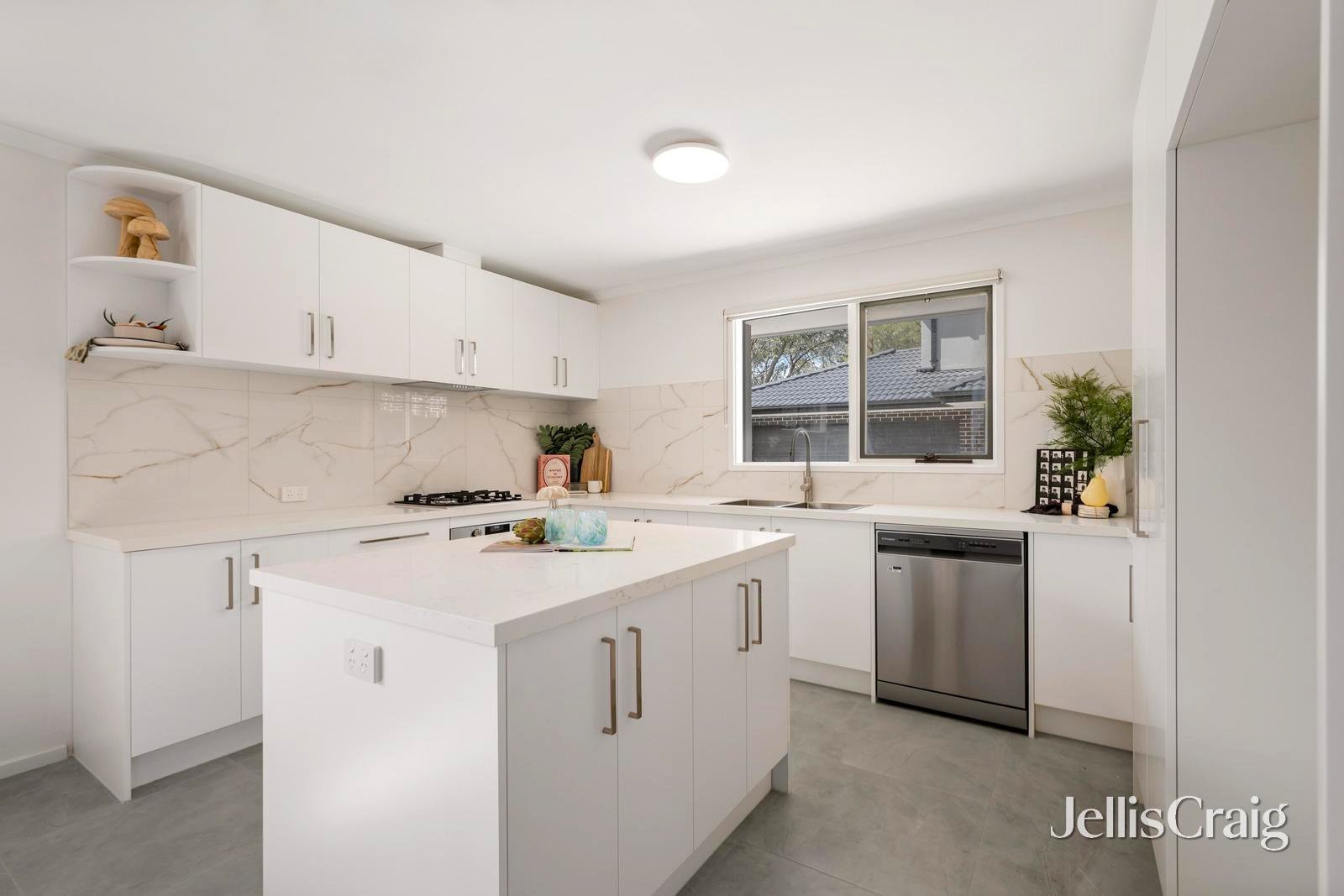 62 Greenslopes Drive, Mooroolbark image 3