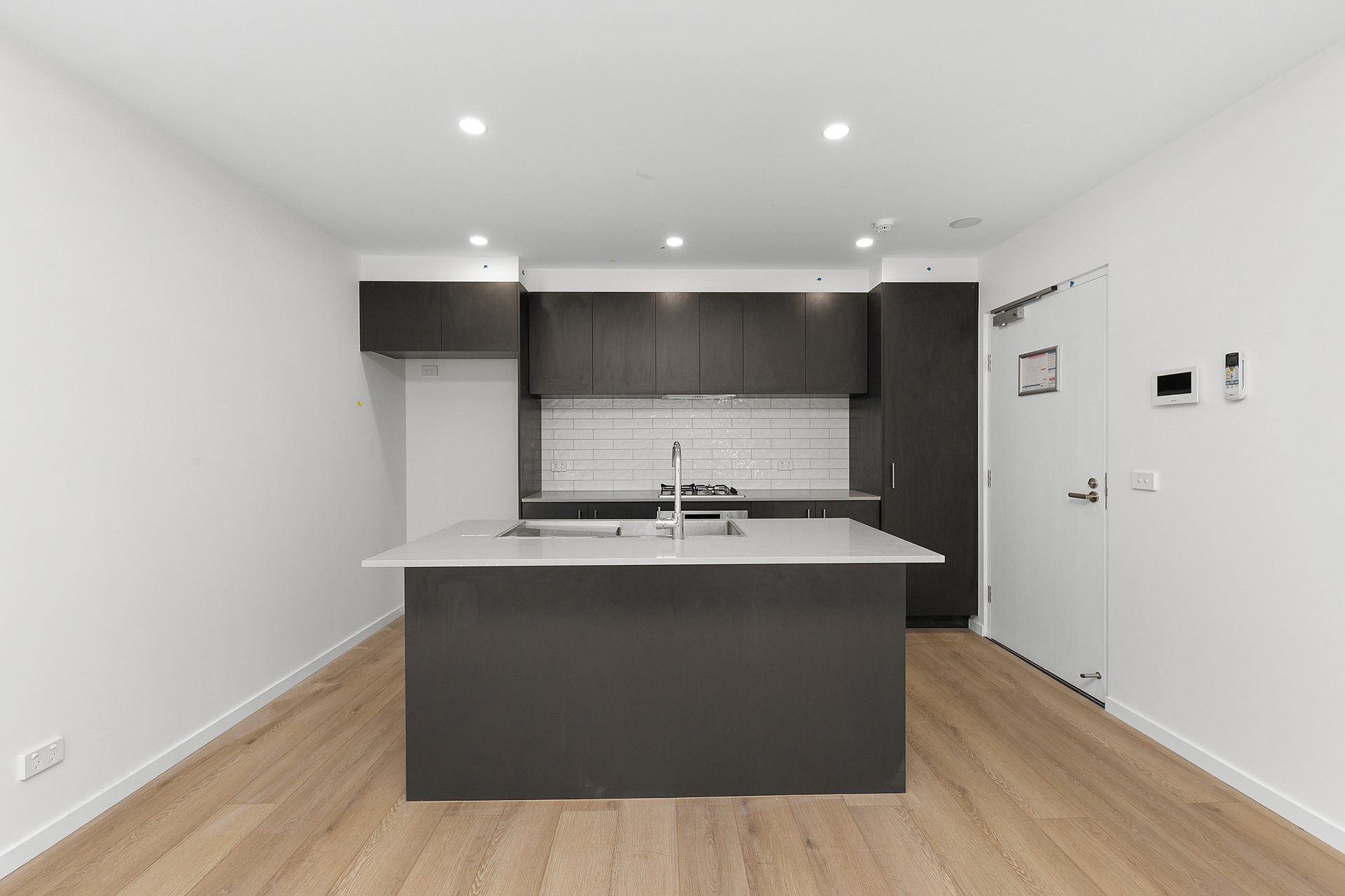 6/2 Howard Court, Clayton image 2