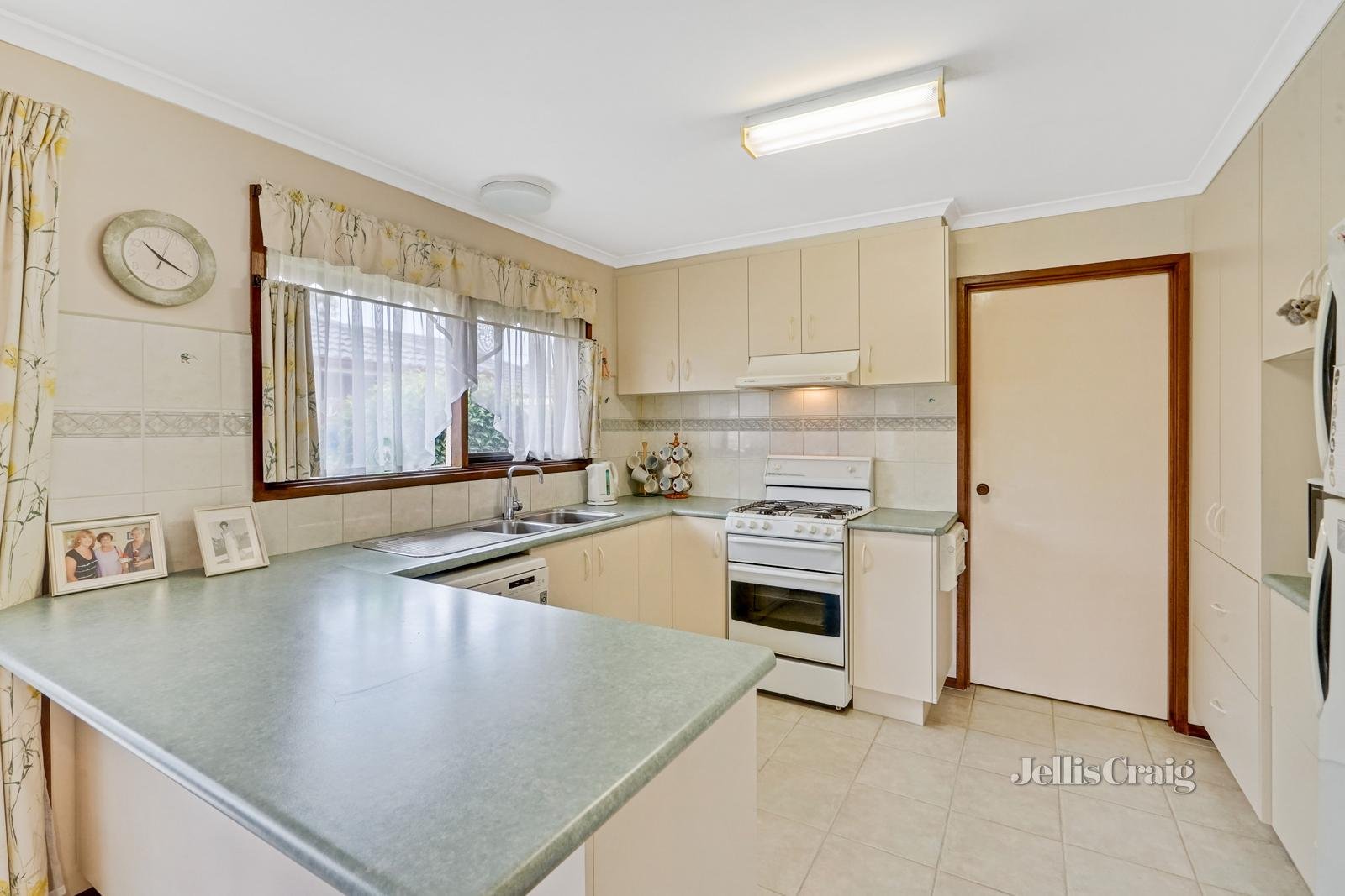 62 King Arthur Drive, Glen Waverley image 5