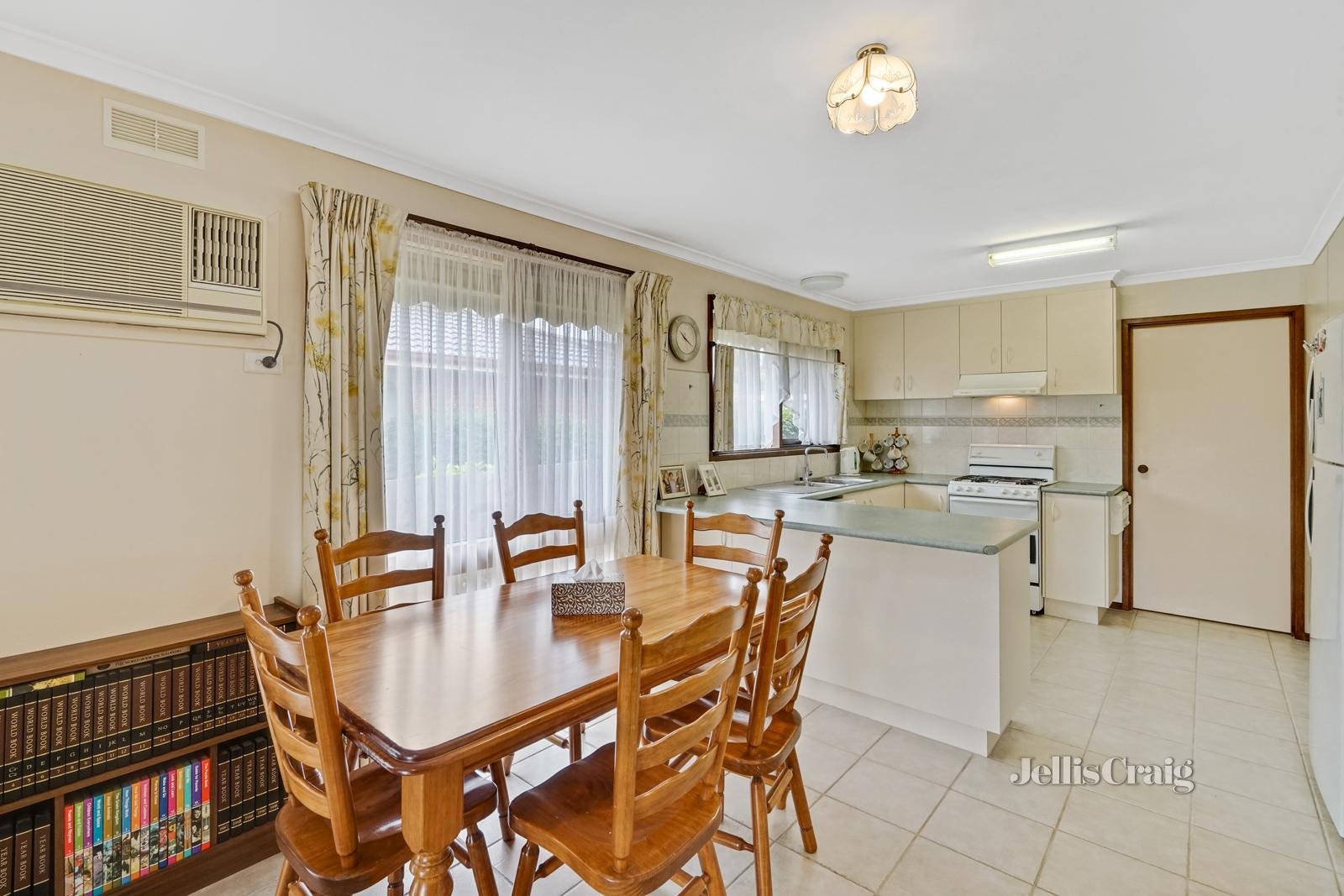 62 King Arthur Drive, Glen Waverley image 6