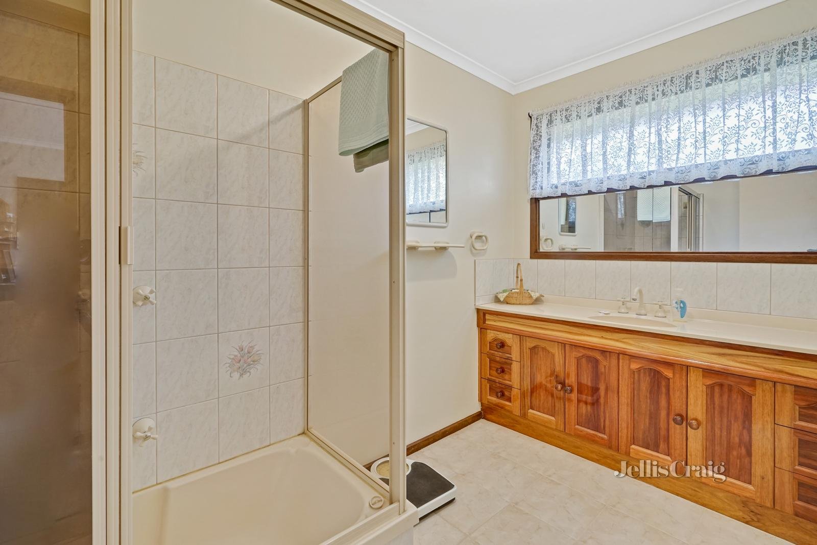 62 King Arthur Drive, Glen Waverley image 8