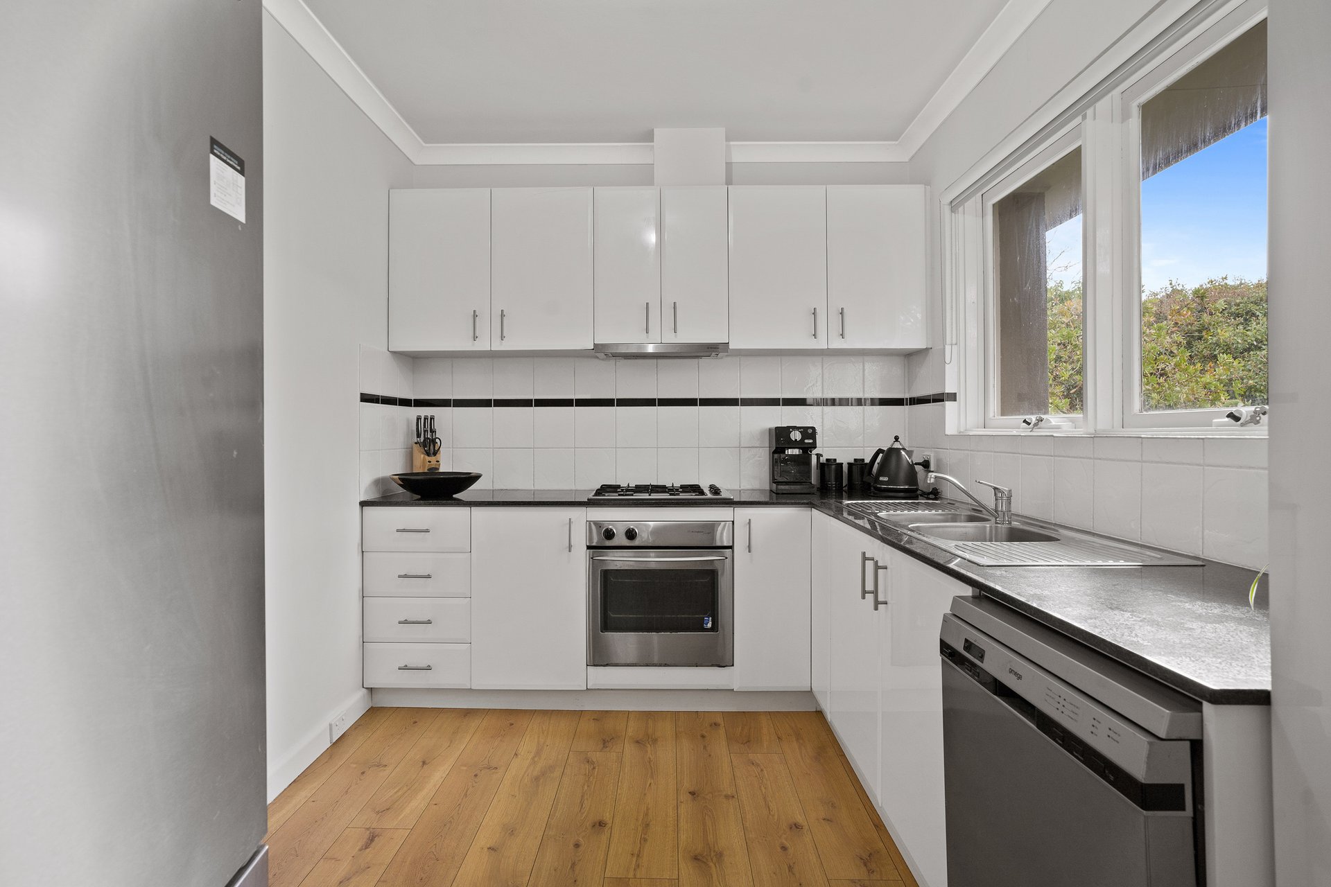 6/22 Weir Street, Balwyn image 2