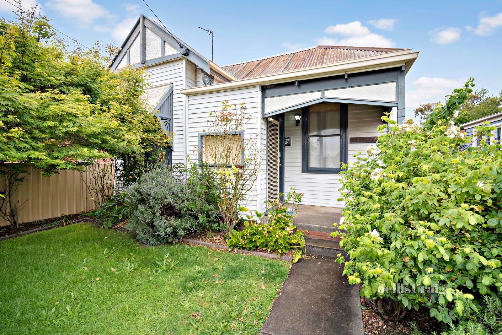 630 Doveton Street North, Soldiers Hill image 2
