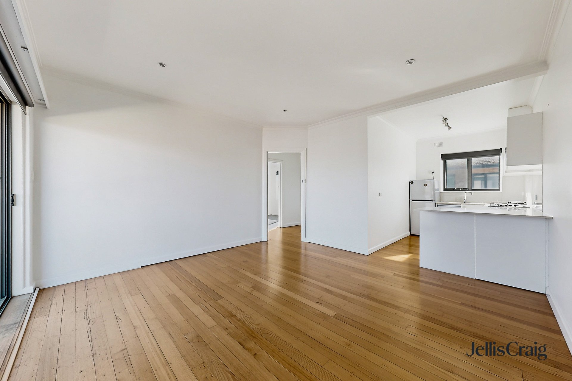 6/35 Pine Avenue, Elwood image 1