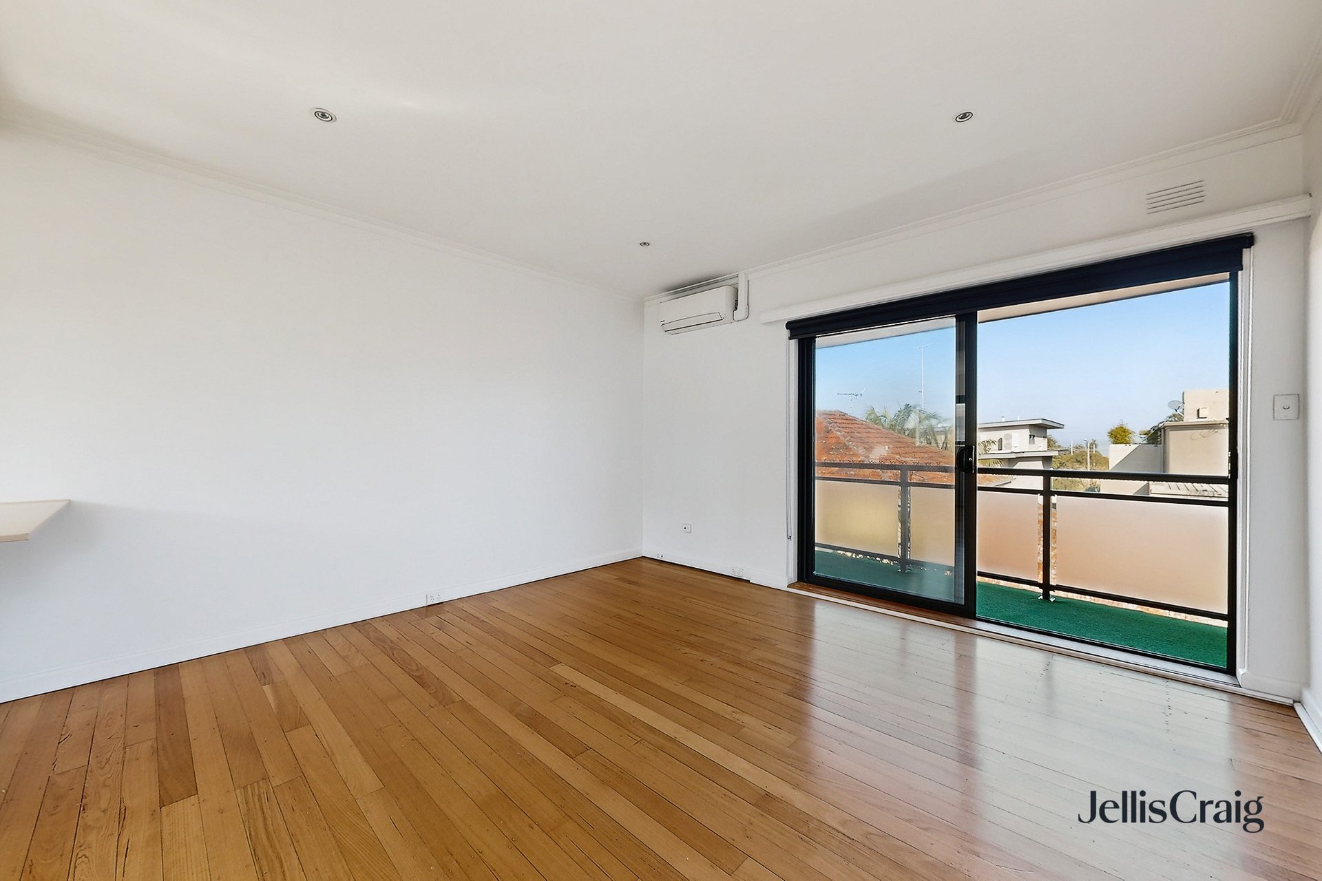 6/35 Pine Avenue, Elwood image 2