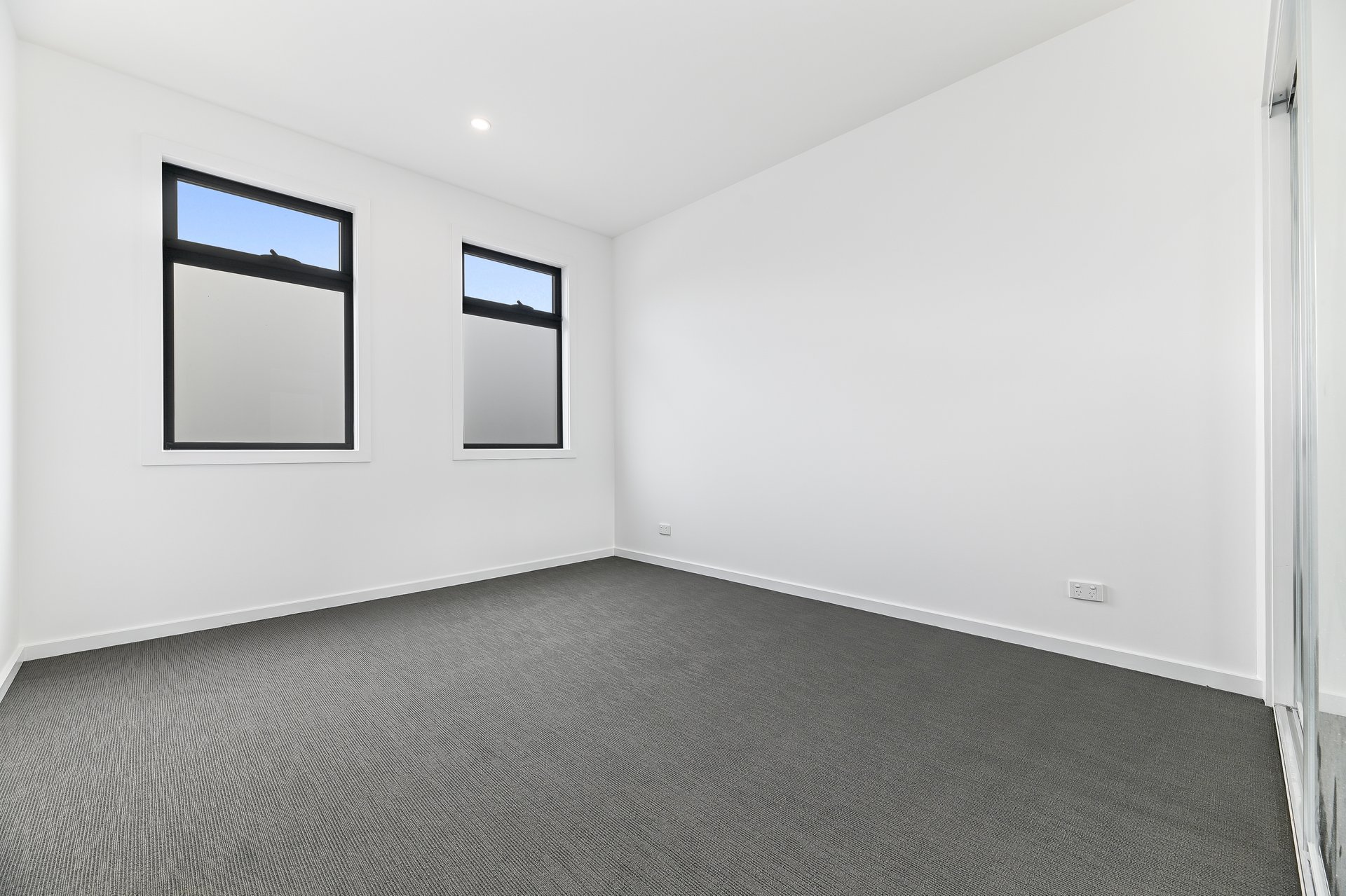 6/4 Hillside Street, Springvale image 2