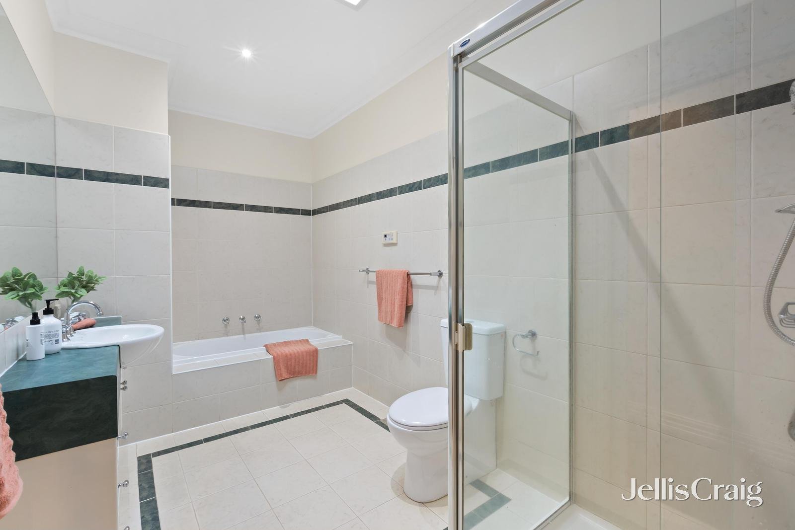 6/4 Parring Road, Balwyn image 6