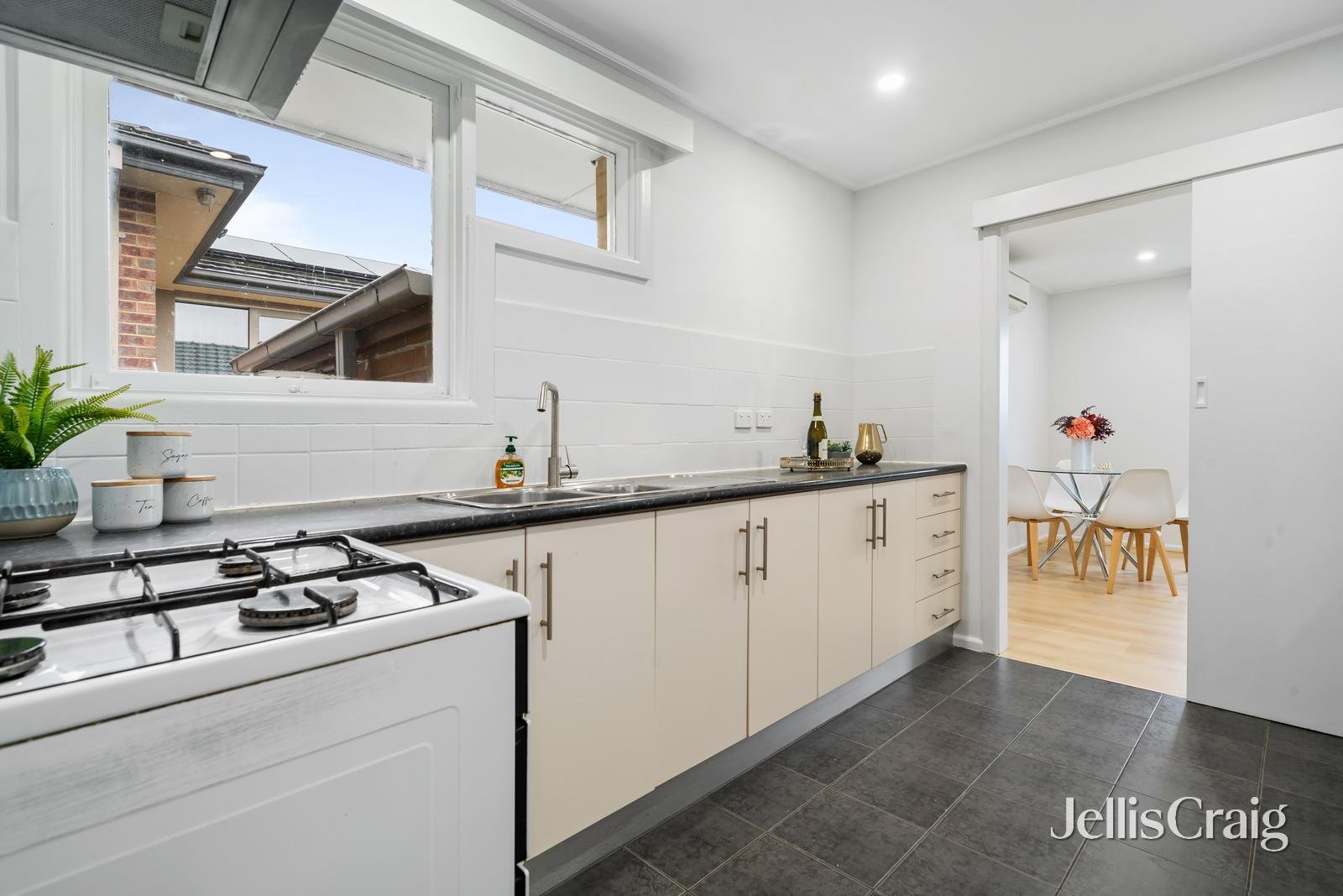 6/4 Raynes Street, Balwyn image 4