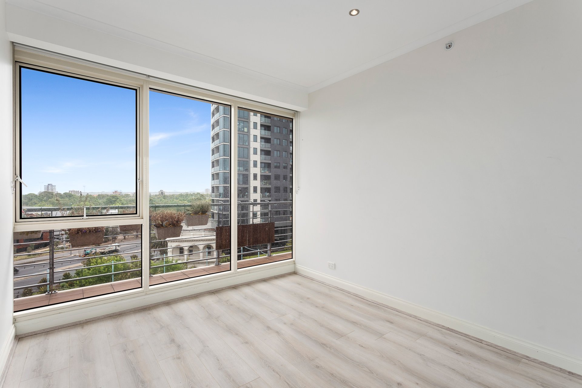 Property Gallery Thumbnail 6