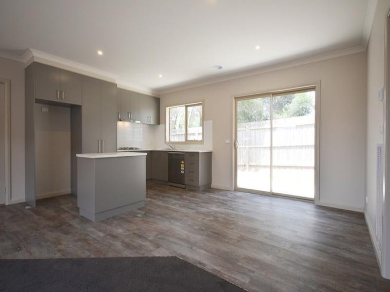 6/5 Whitehorse Road, Mount Clear image 1