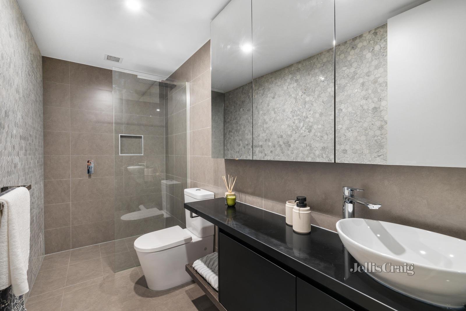 6/6 Claire Street, Mckinnon image 8