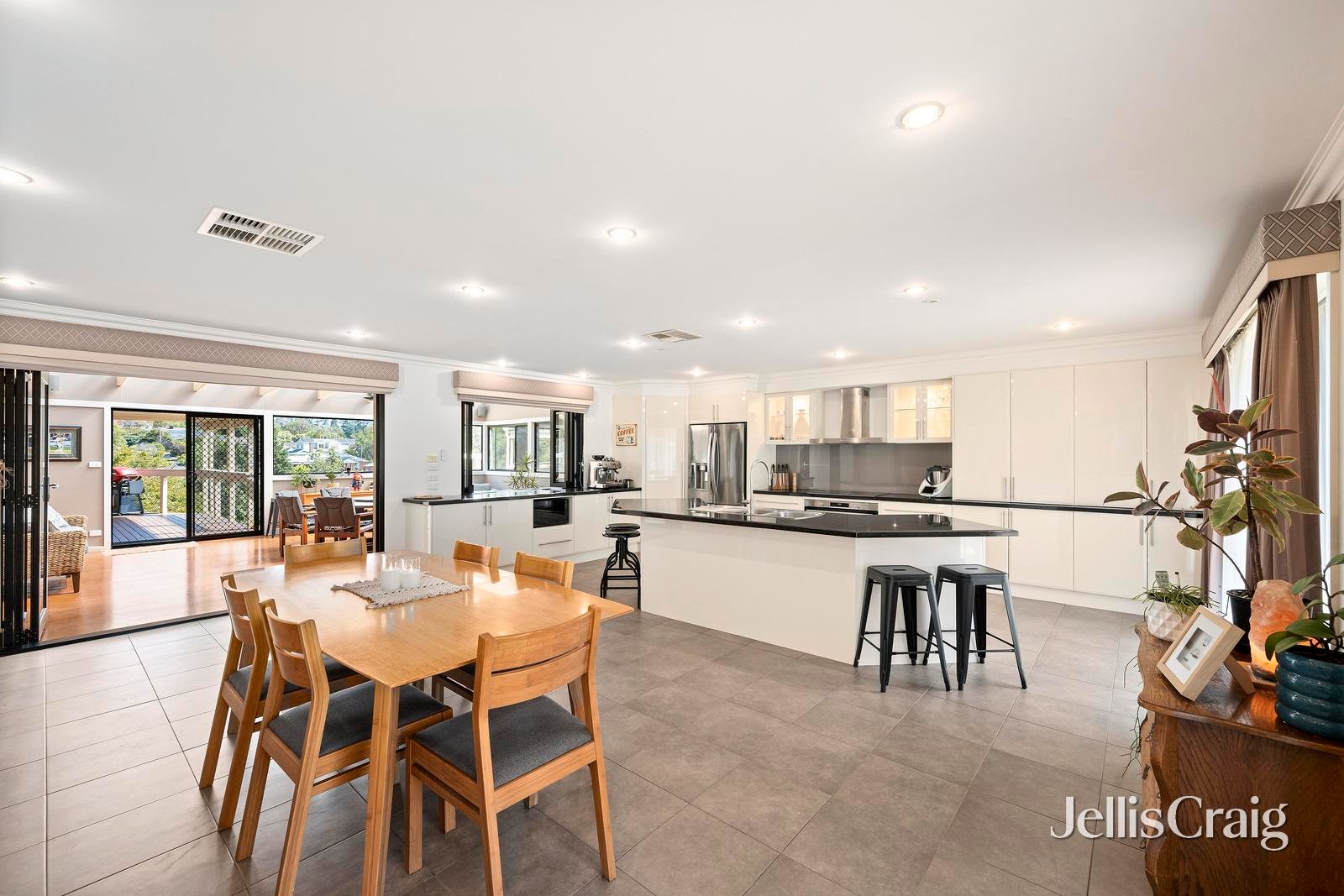 66 Zina Grove, Mooroolbark image 3