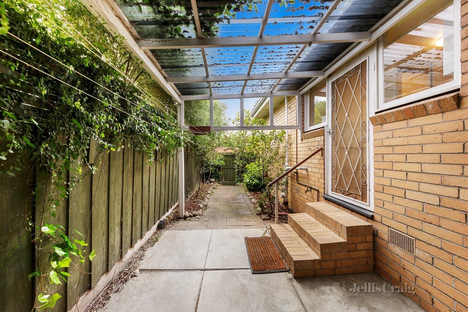 6/7 Leopold Crescent, Mont Albert image 1