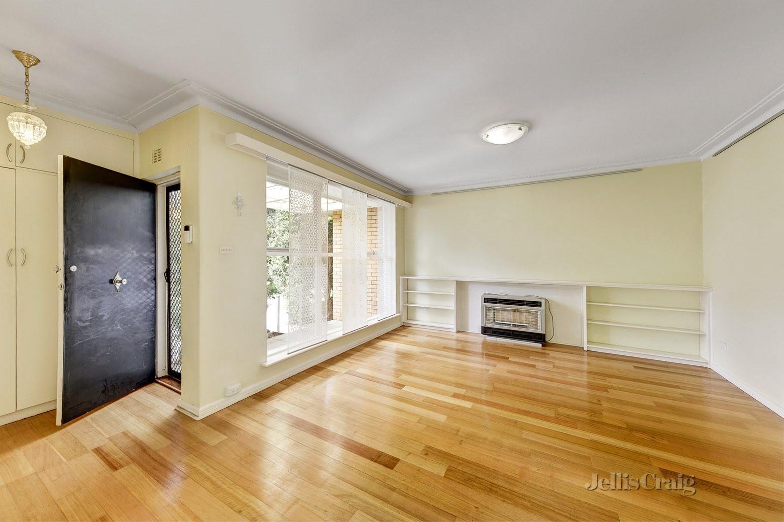 6/7 Leopold Crescent, Mont Albert image 3