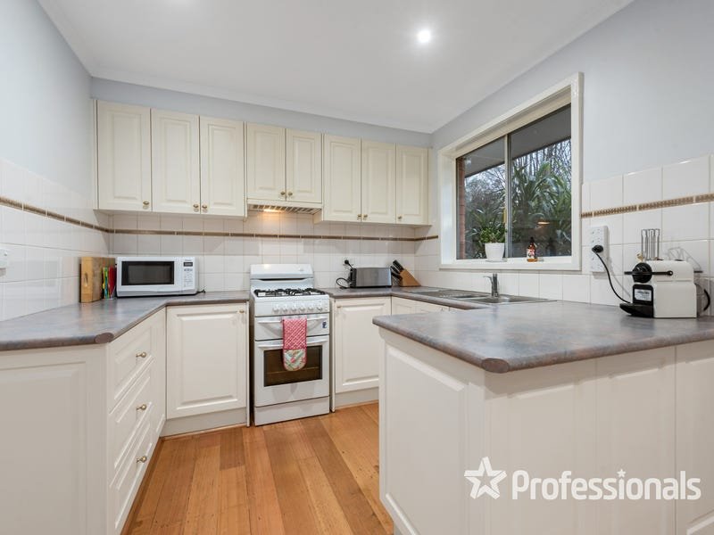 68 Greenslopes Drive, Mooroolbark image 8