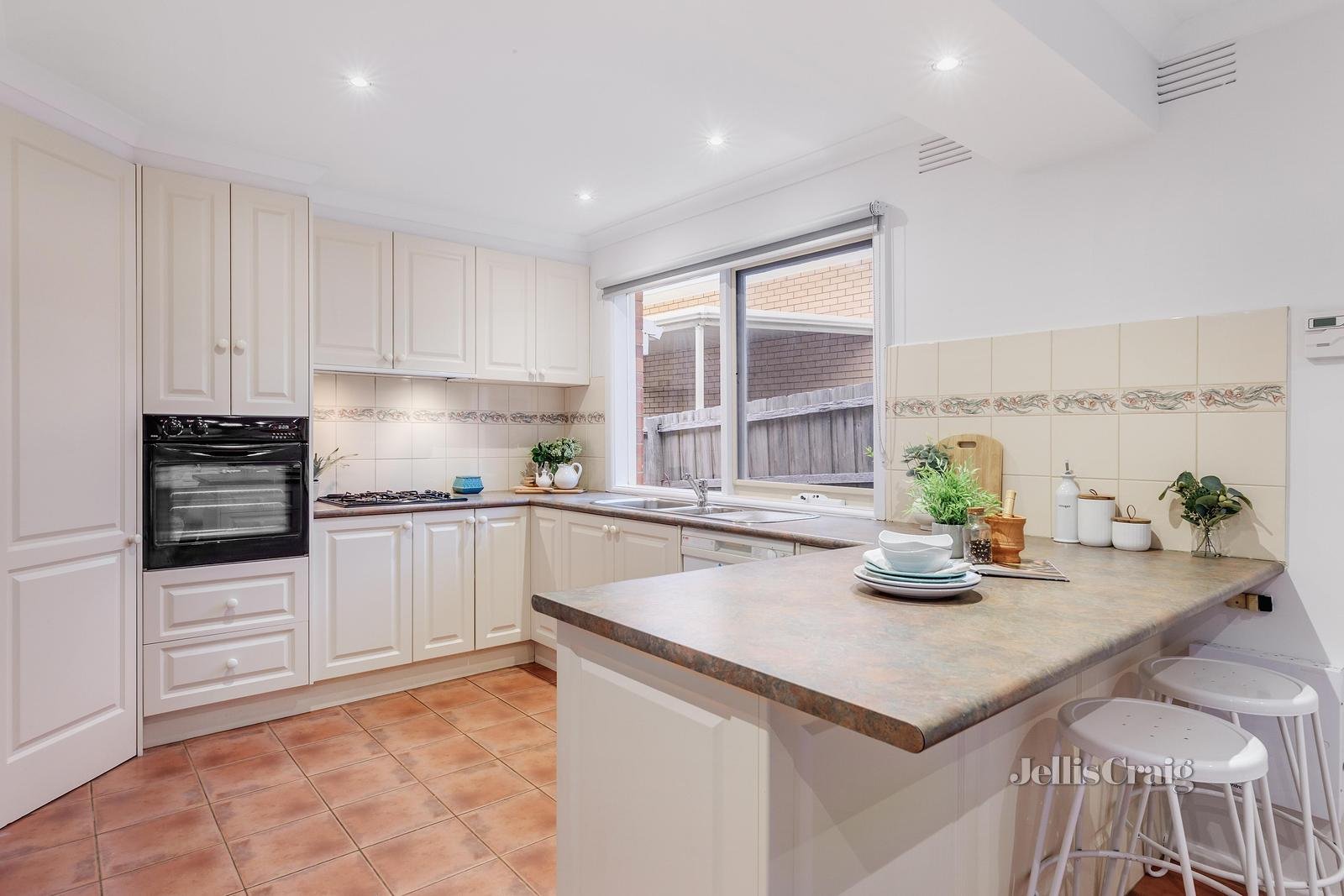 68 Ian Grove, Mount Waverley image 6