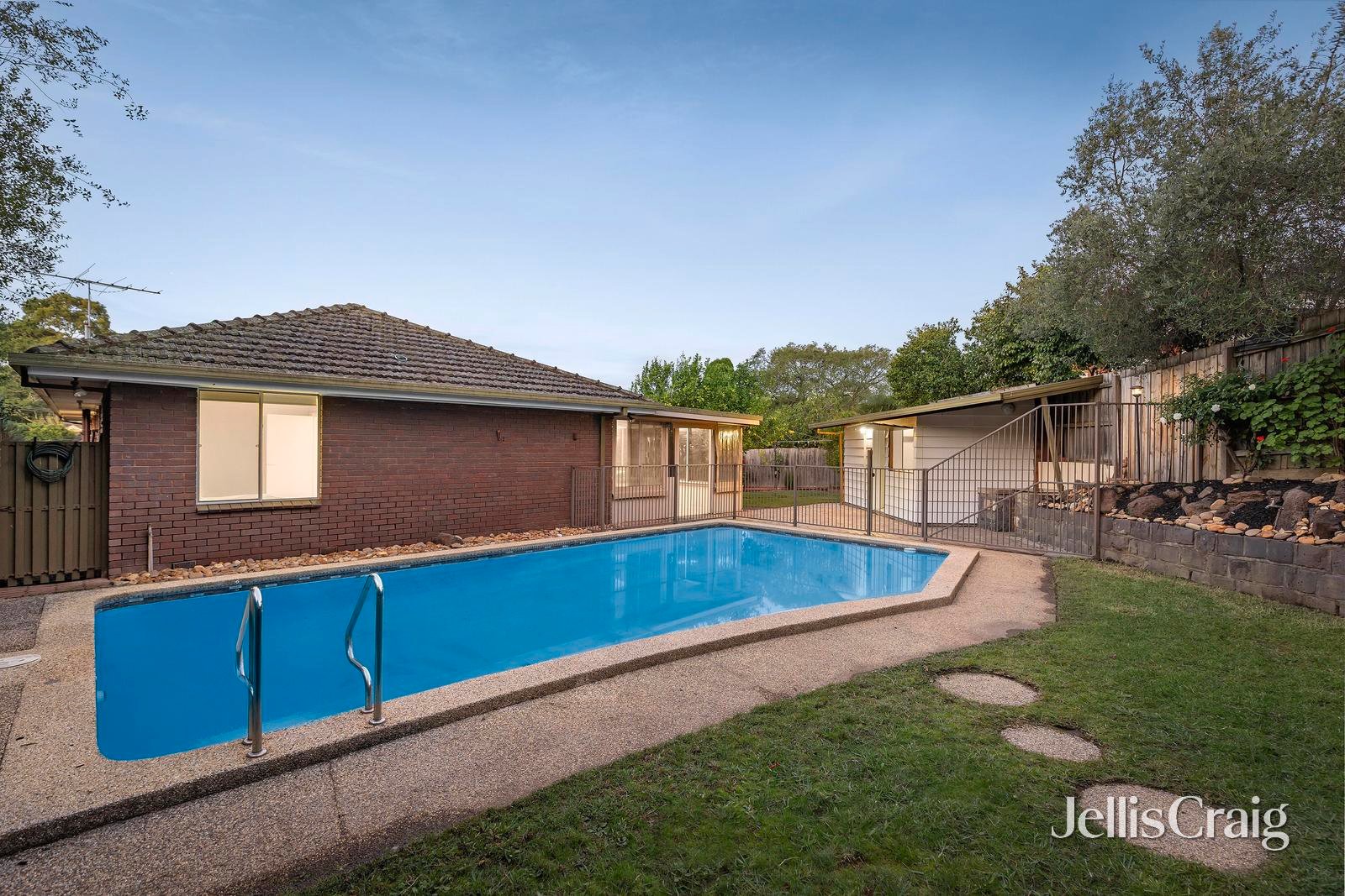 68 Roseland Grove, Doncaster image 2