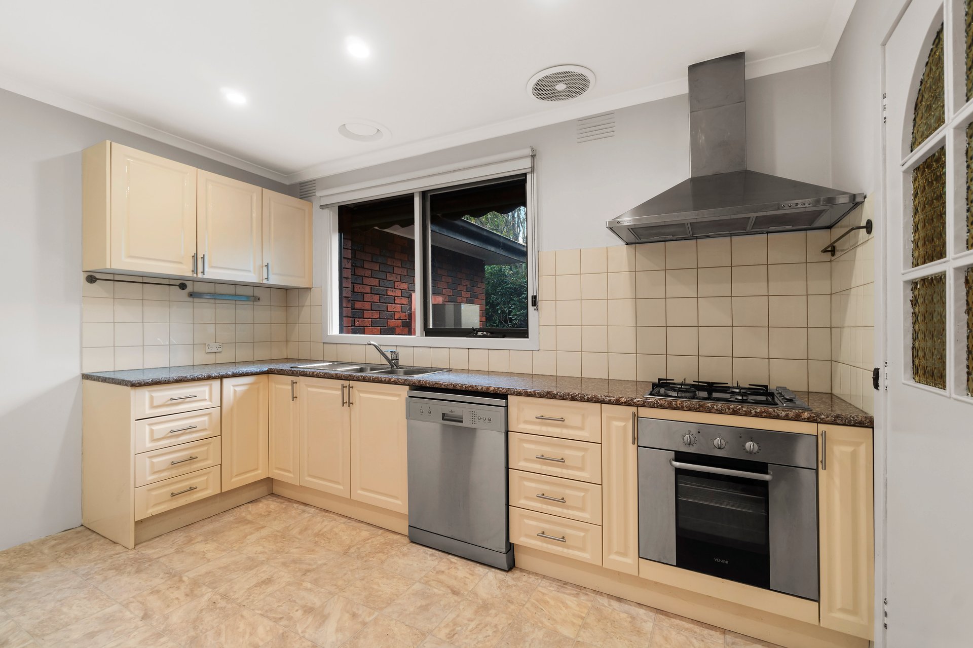 6/83 High Street Road, Ashwood image 2