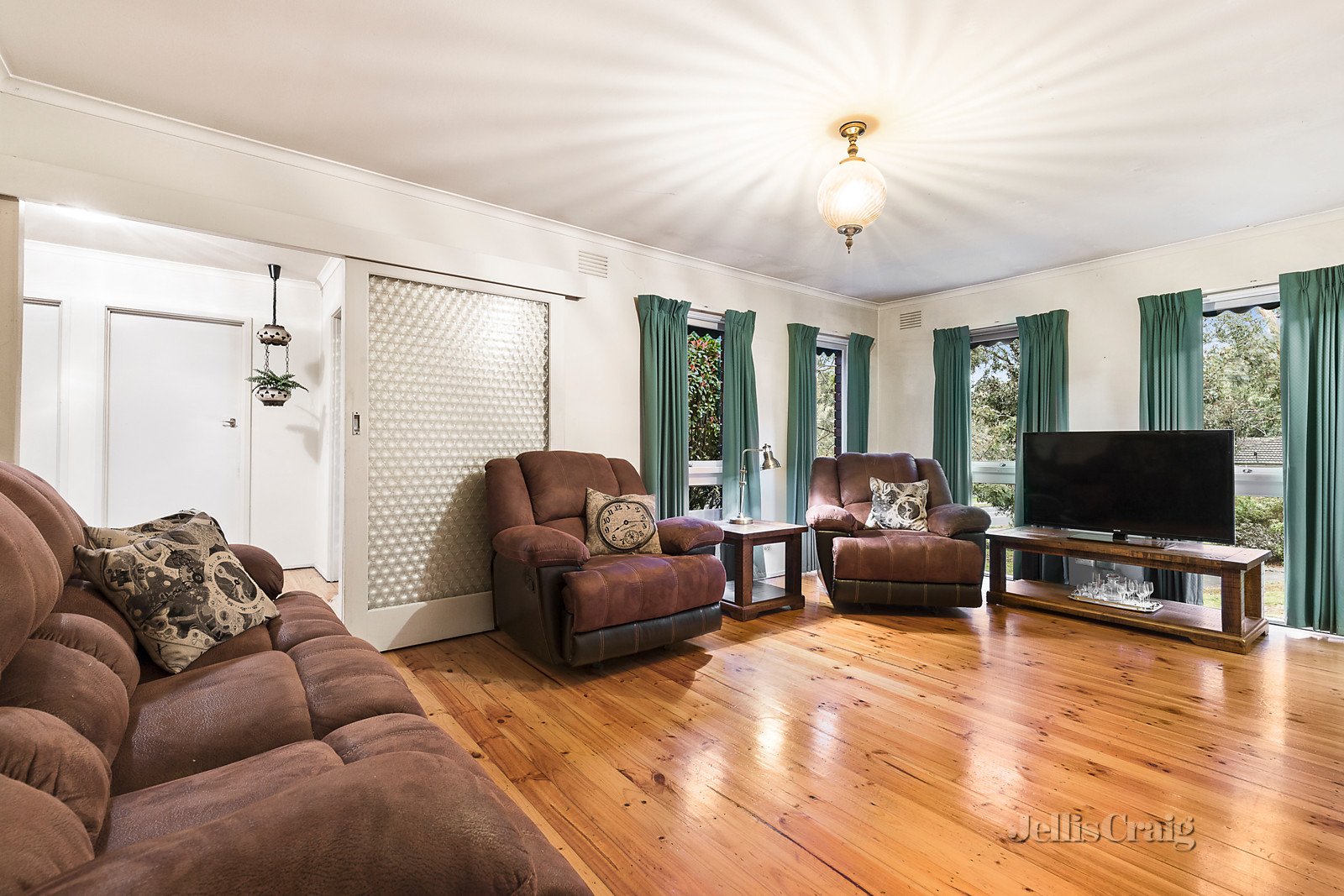 69 Karingal Drive, Briar Hill image 3