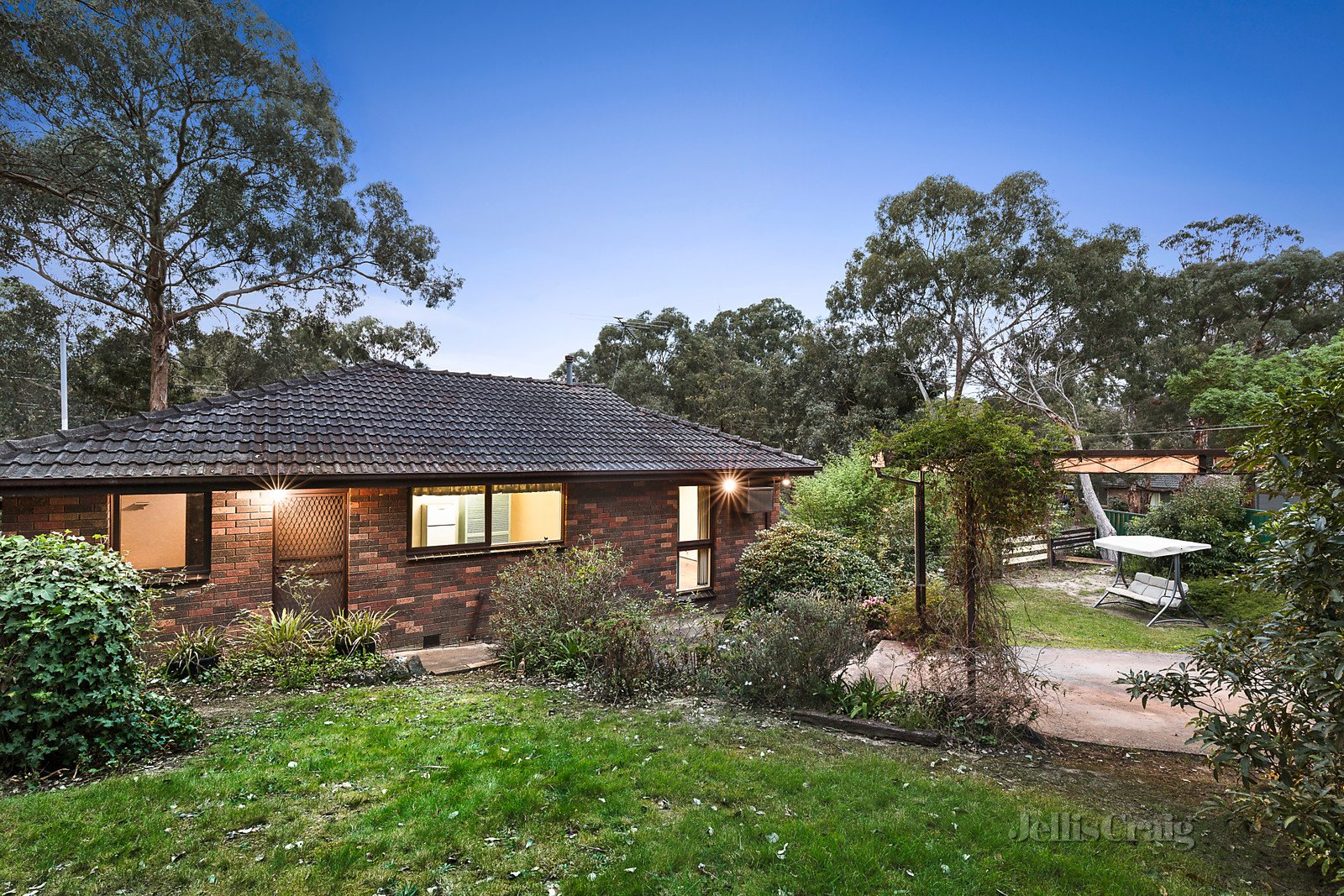 69 Karingal Drive, Briar Hill image 9