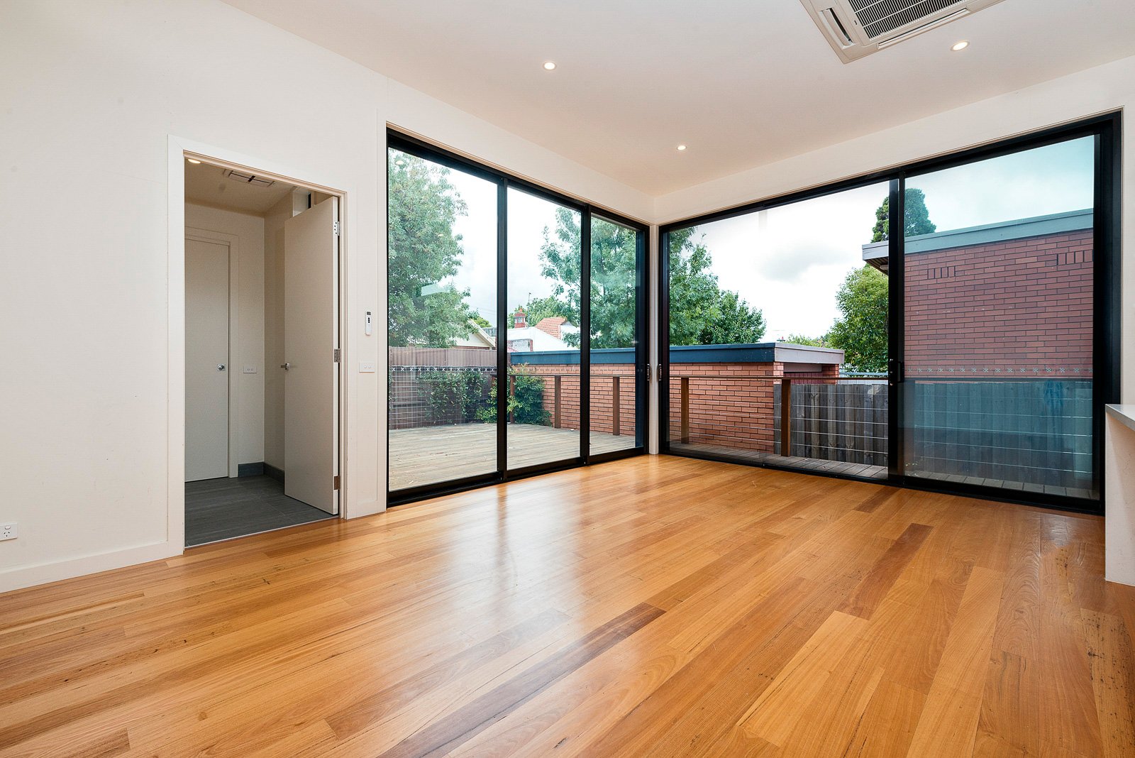 Property Gallery Thumbnail 3