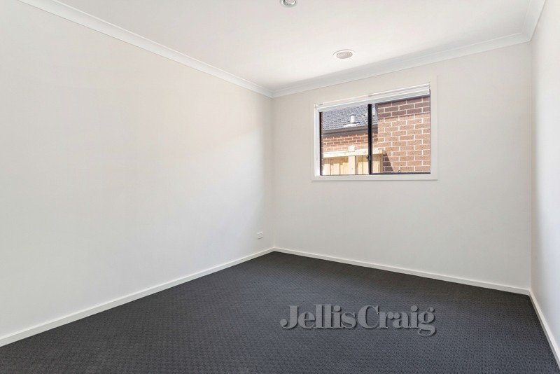 7 Anglers Avenue, Point Cook image 6