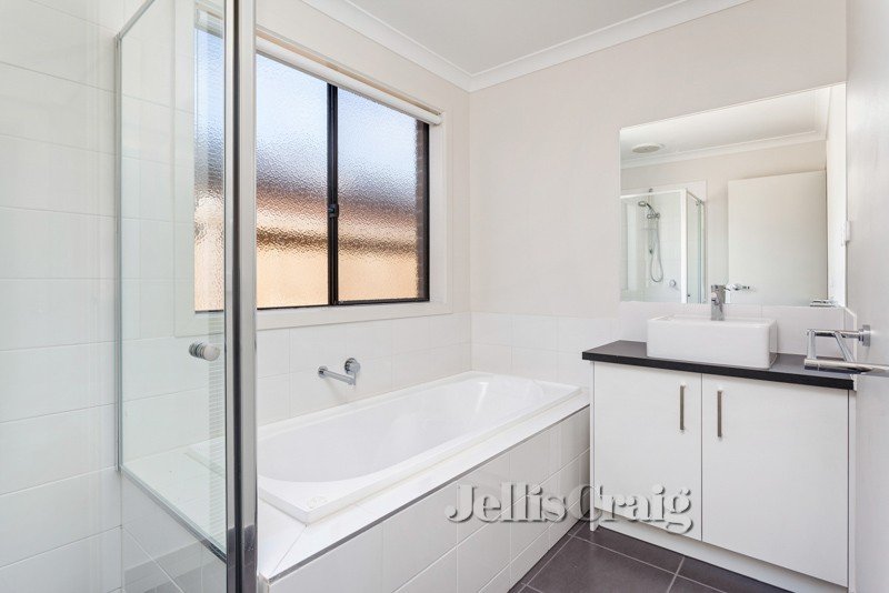 7 Anglers Avenue, Point Cook image 8