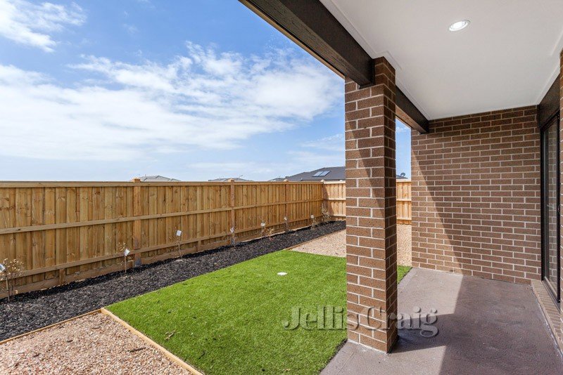 7 Anglers Avenue, Point Cook image 9