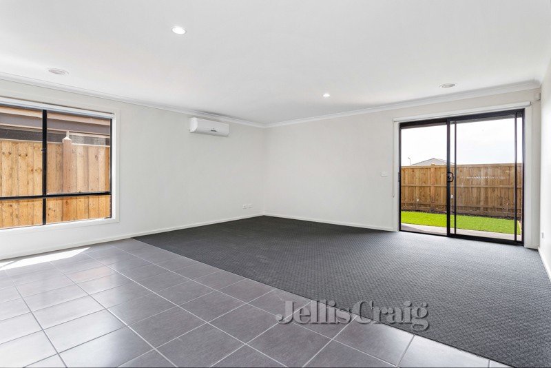 7 Anglers Avenue, Point Cook image 2