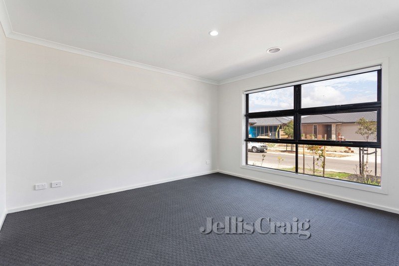 7 Anglers Avenue, Point Cook image 5