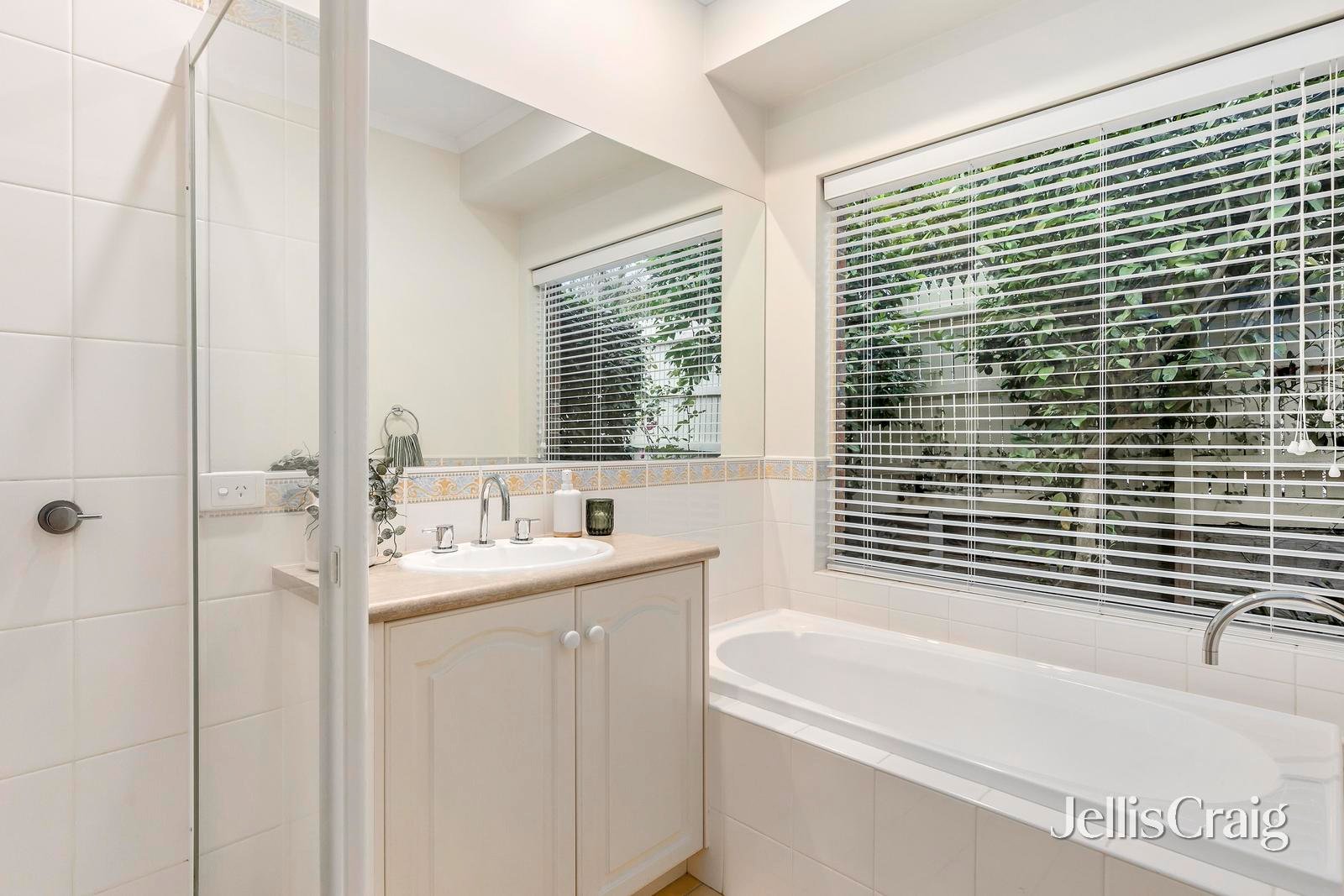 7 Arlington Walk, Vermont image 8