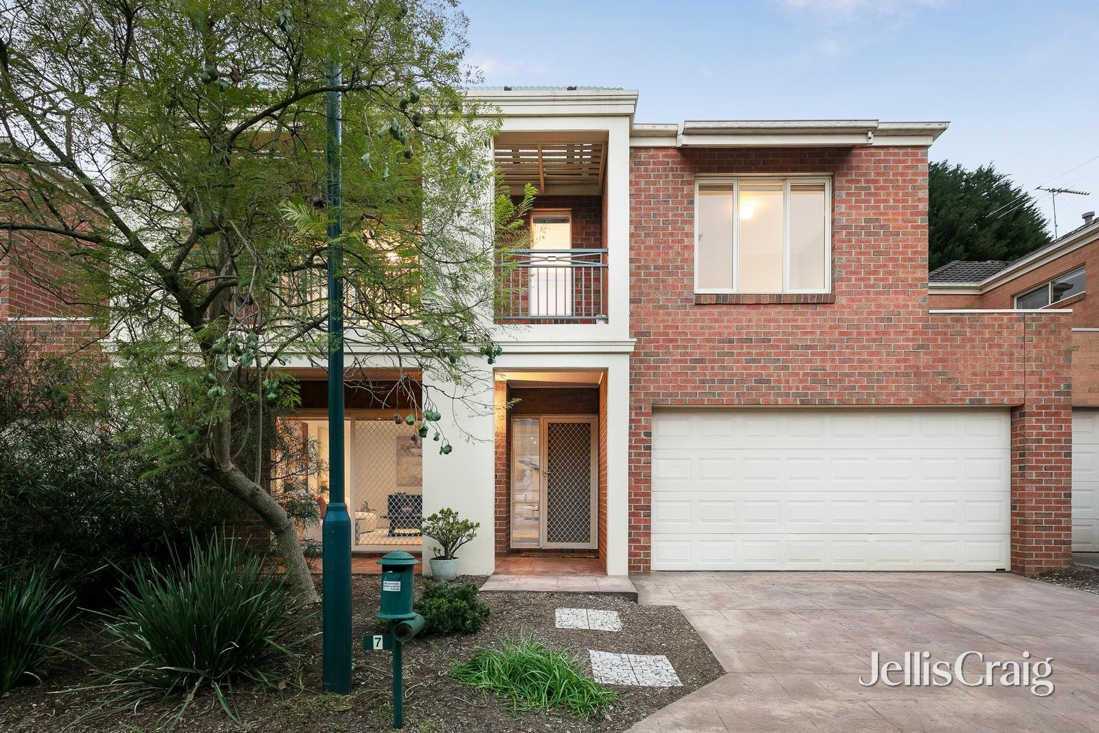 7 Autumn Grove, Mitcham image 1