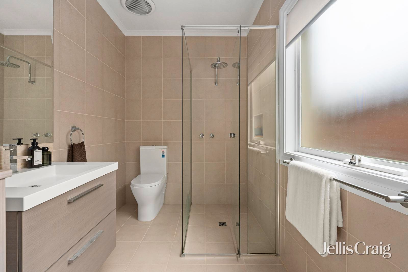 7 Delmuir Close, Eltham image 12