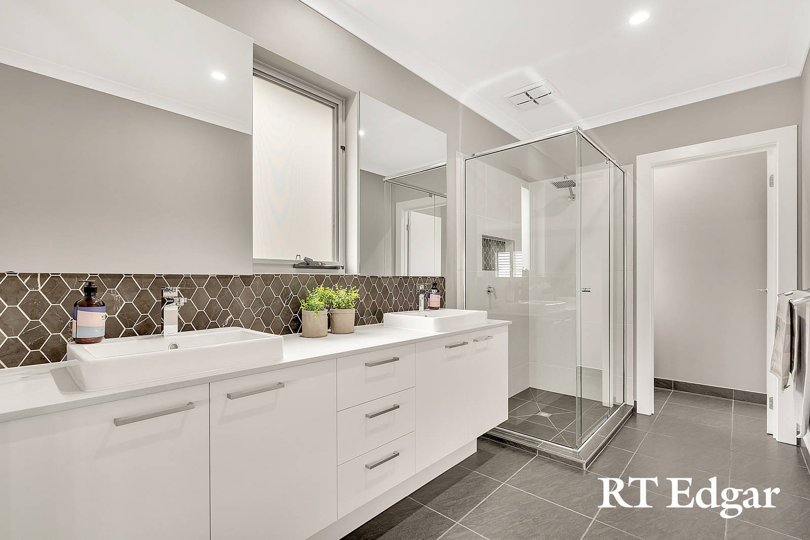 Property Gallery Thumbnail 16