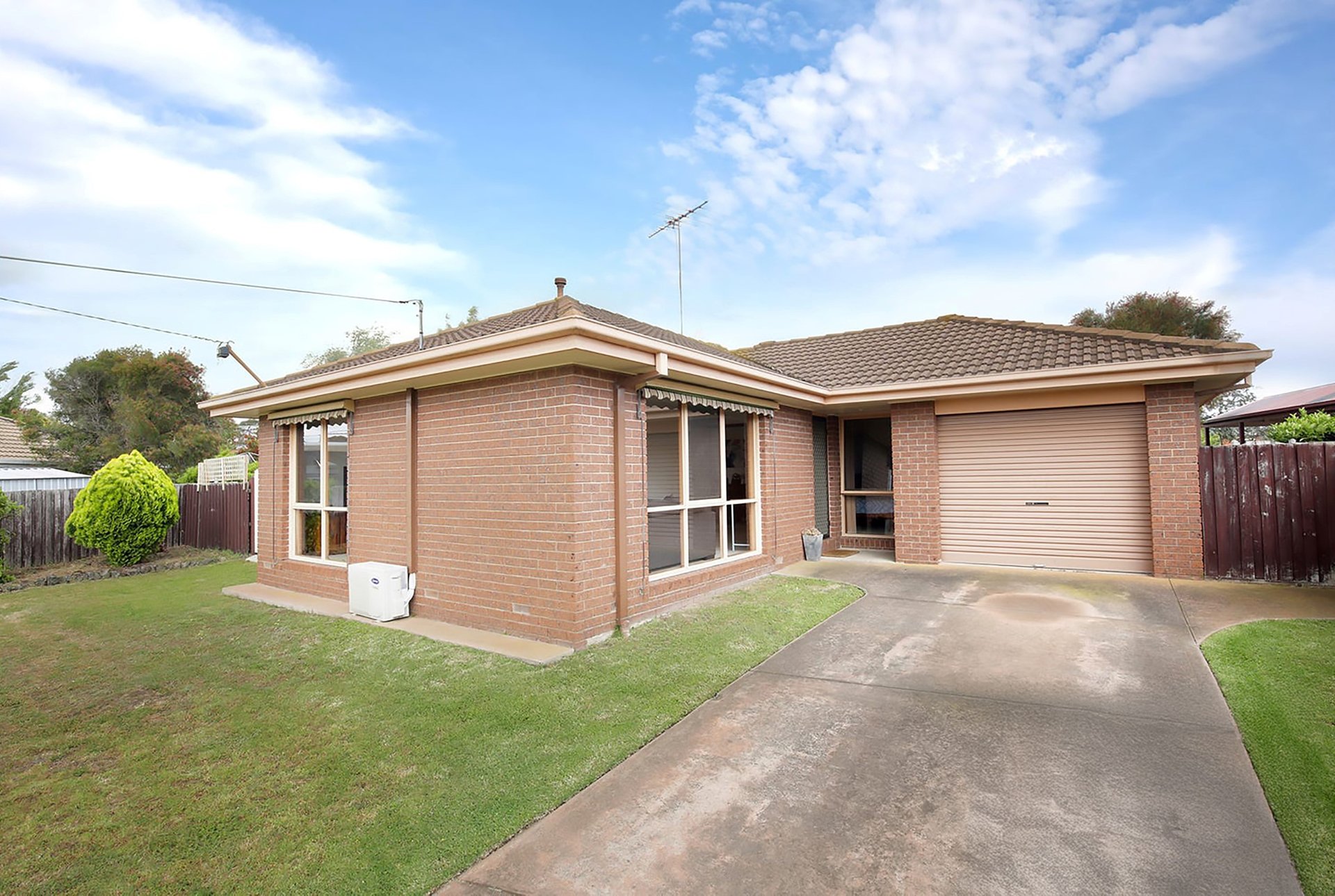 7 Freesia Court, Whittington image 1