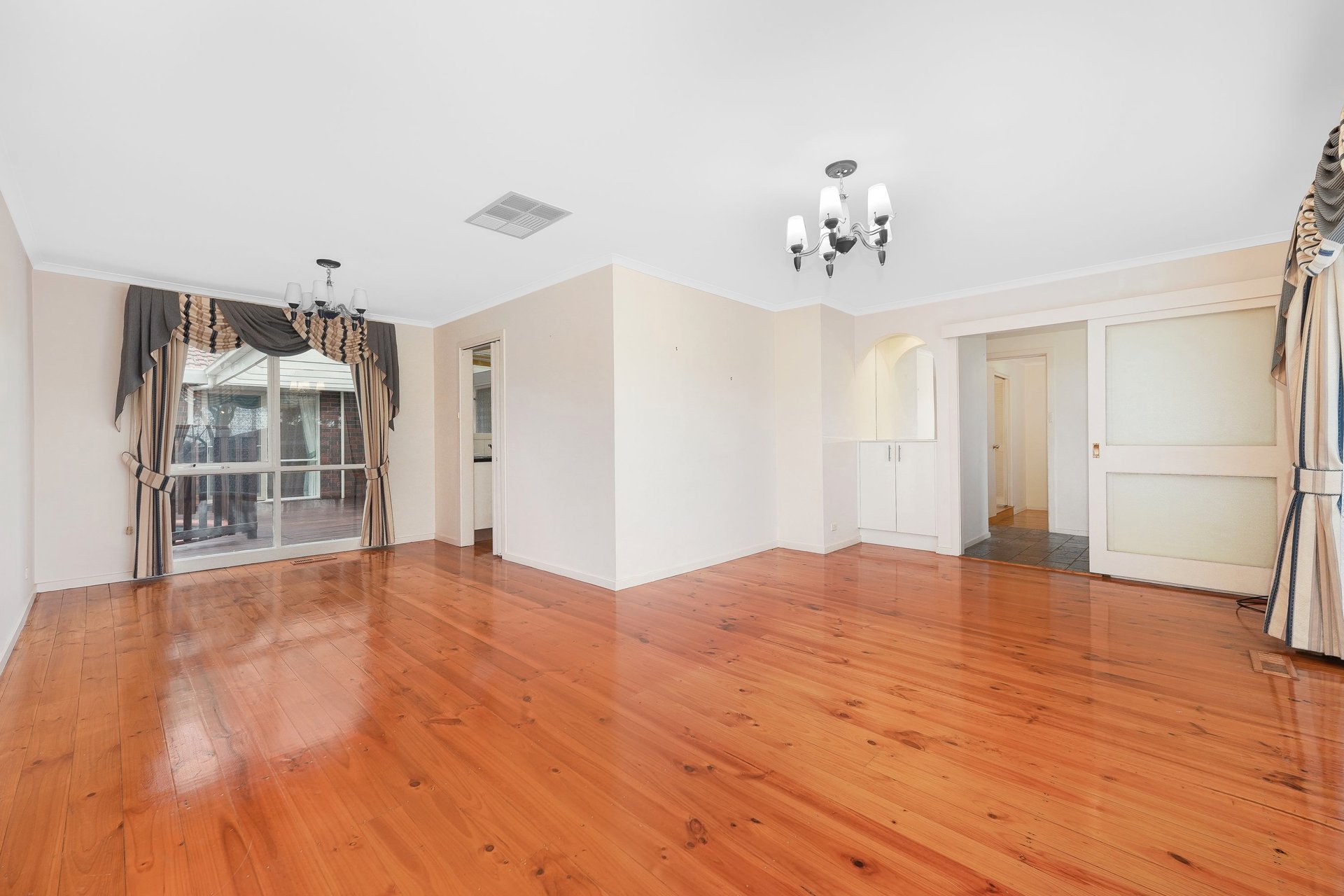 7 Gainsborough Avenue, Wheelers Hill image 2