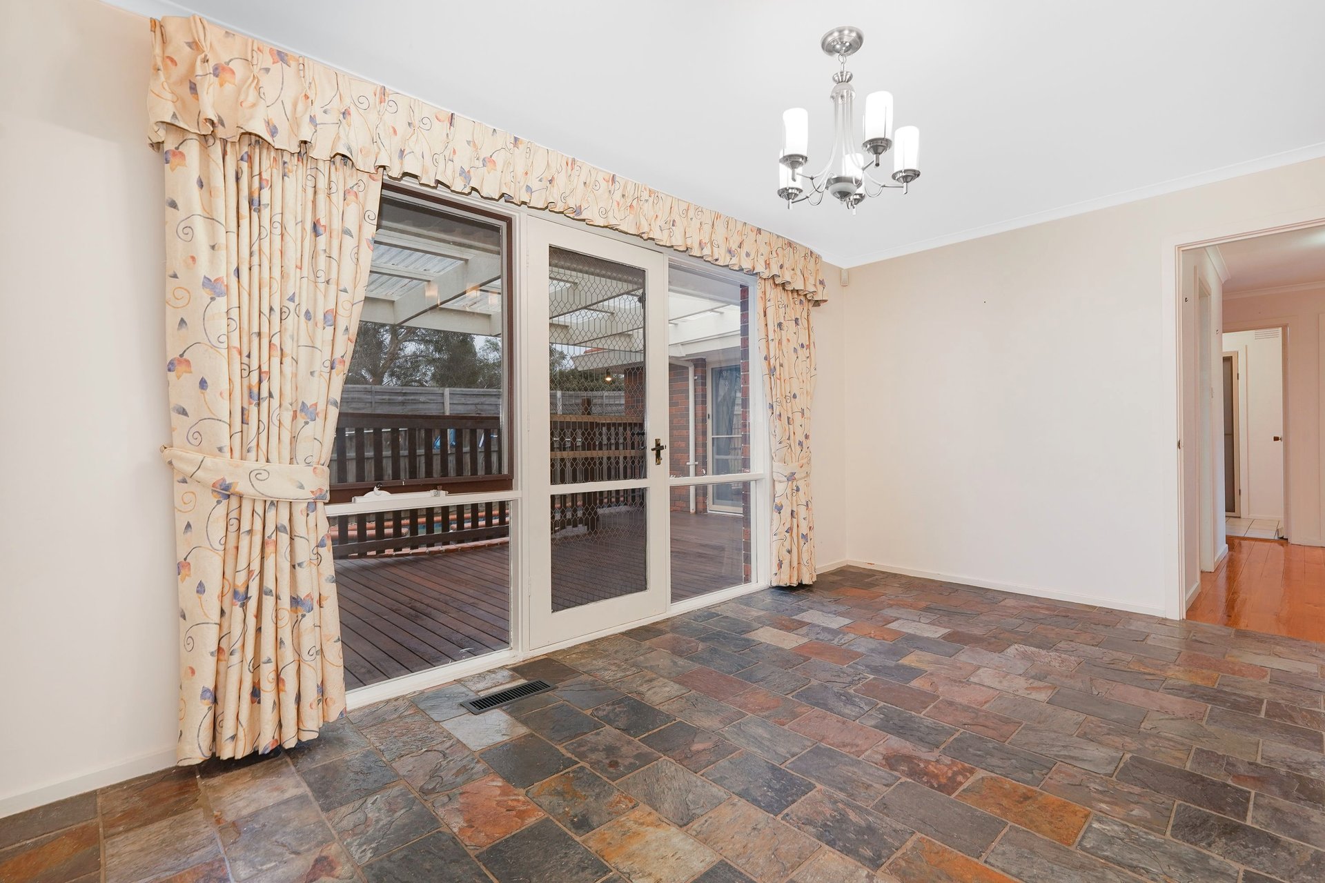 7 Gainsborough Avenue, Wheelers Hill image 4