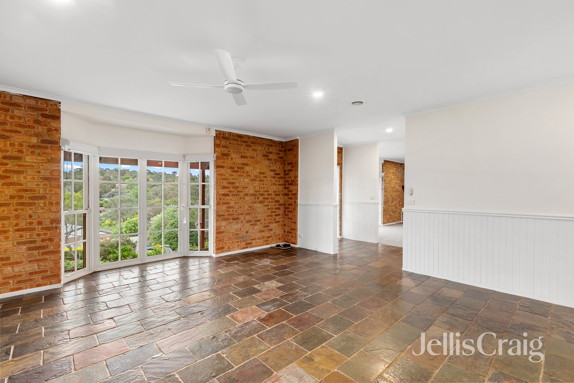7 Hawkhurst Court, Eltham image 2