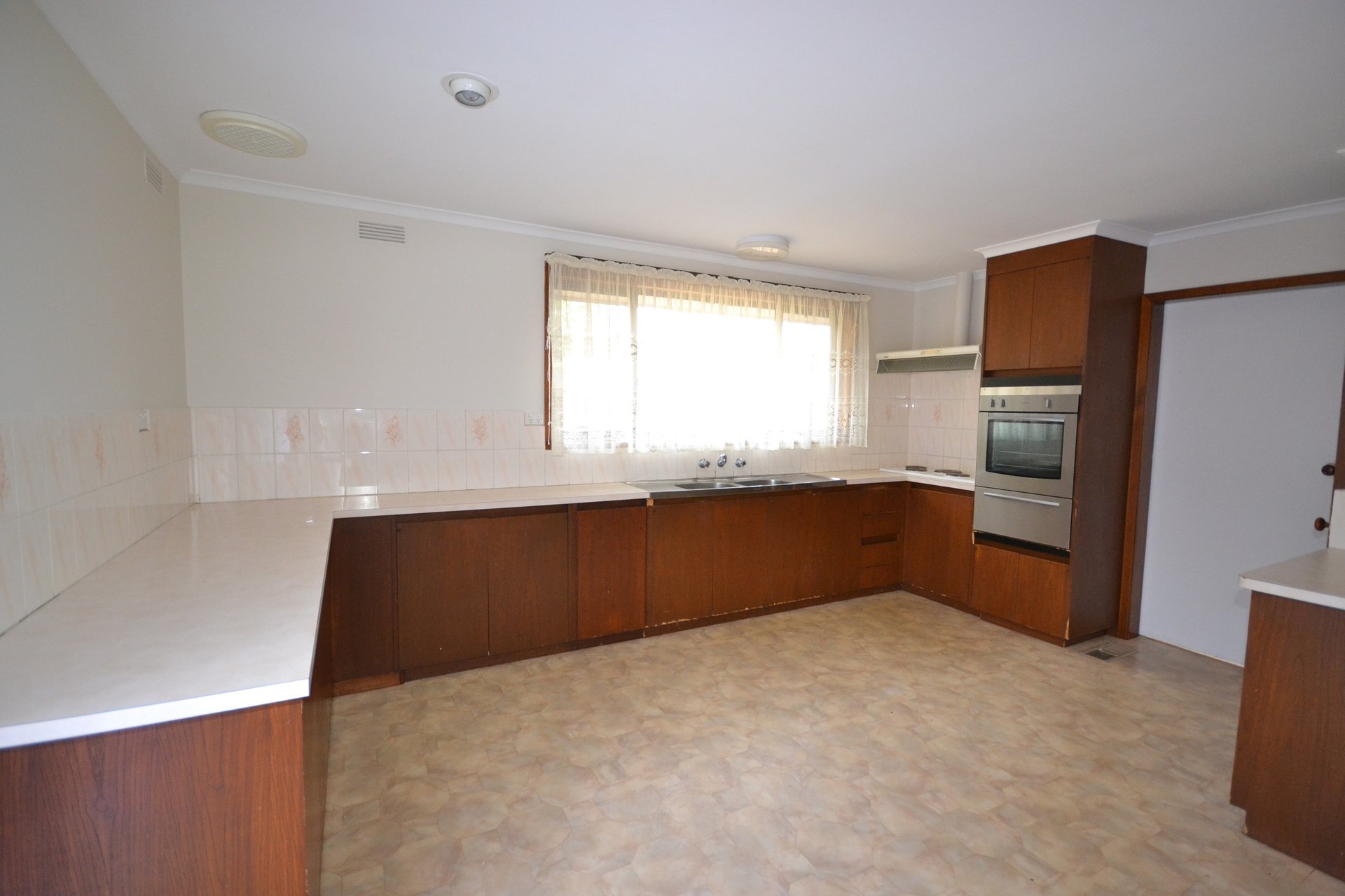 7 Highland Avenue, Croydon image 12