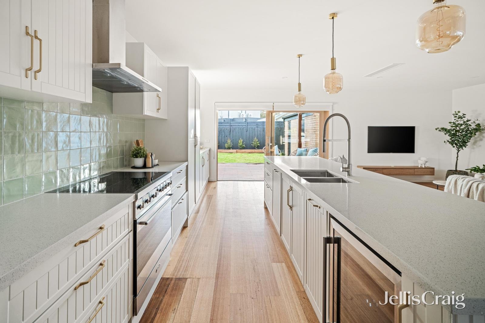 7 Jacaranda Avenue, Cheltenham image 5