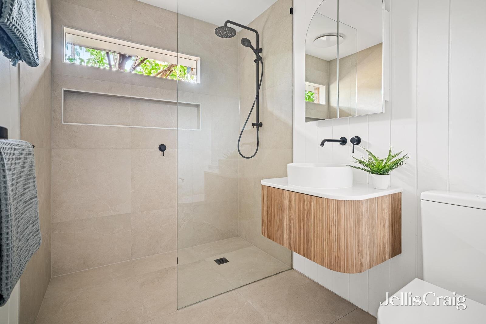 7 Jacaranda Avenue, Cheltenham image 13