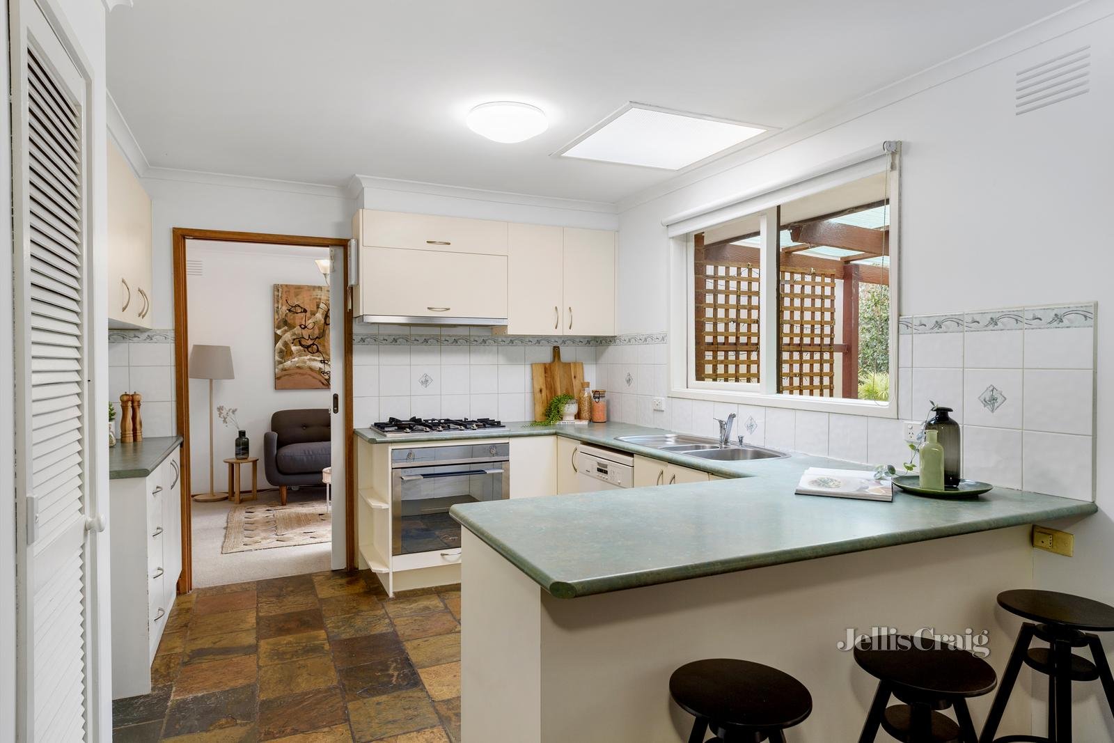 7 Jelbart Court, Eltham image 5